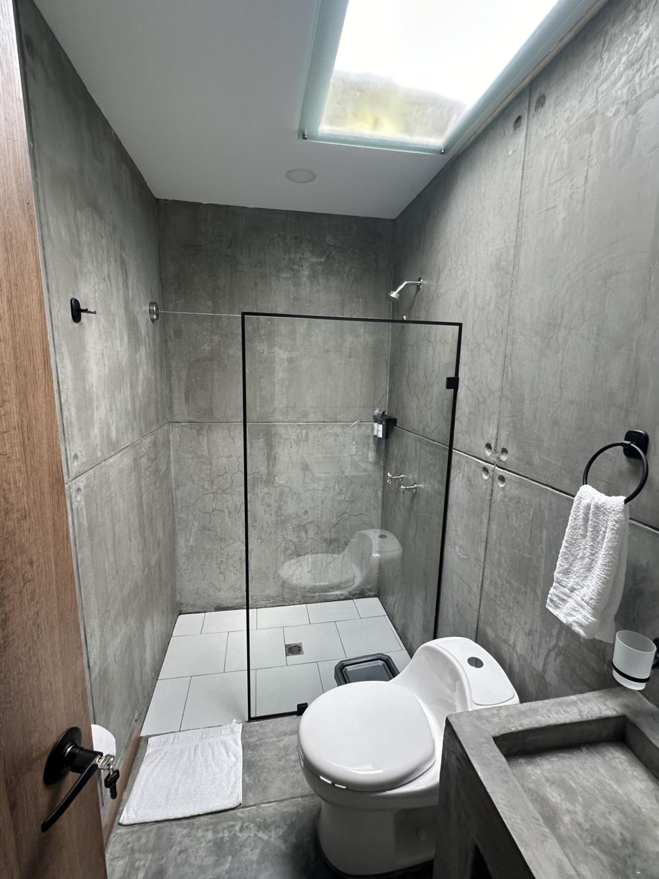 Deluxe Suite with Bath and Air Conditioning photo 3