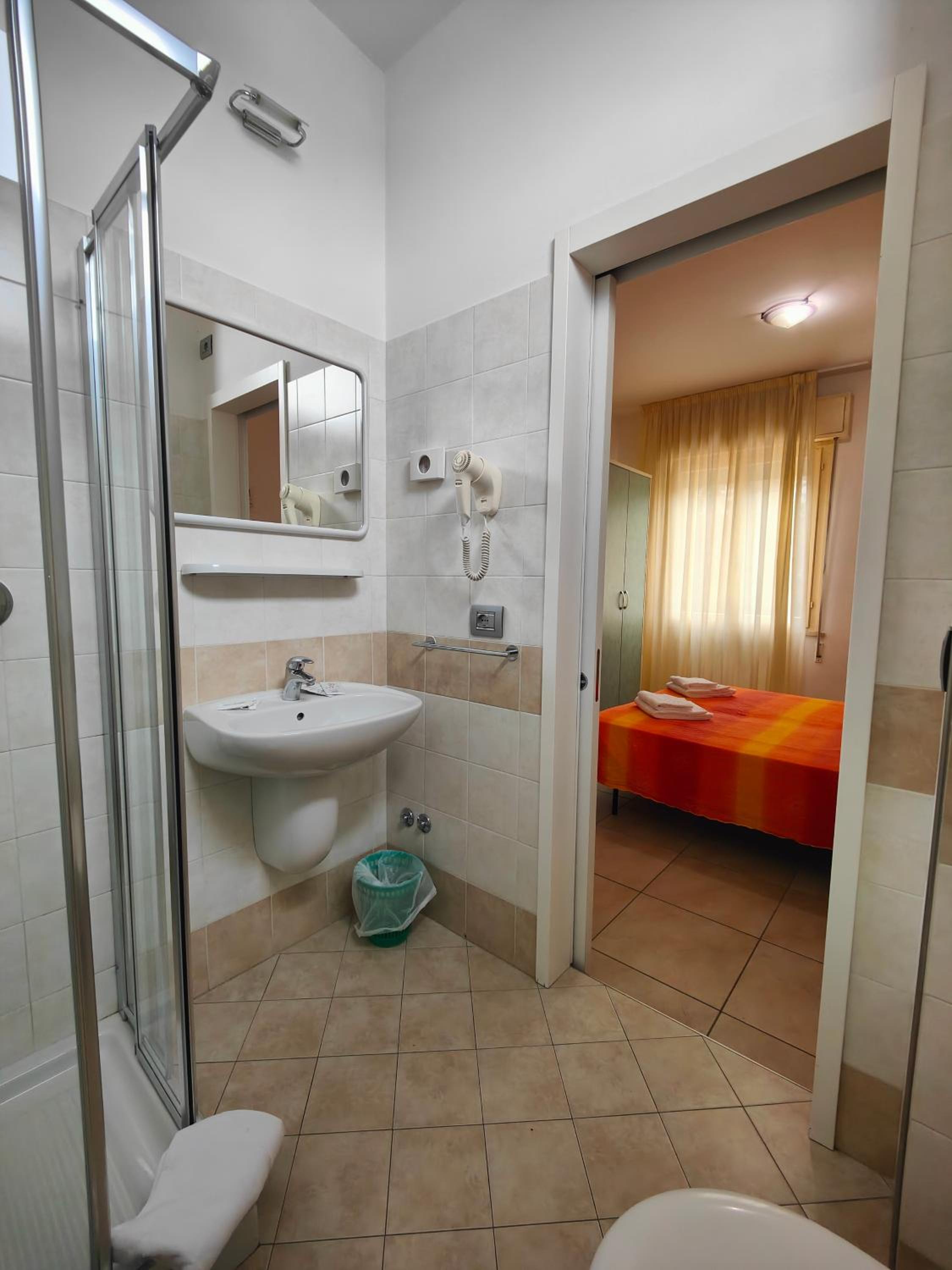 Budget Double Room - Photo 5