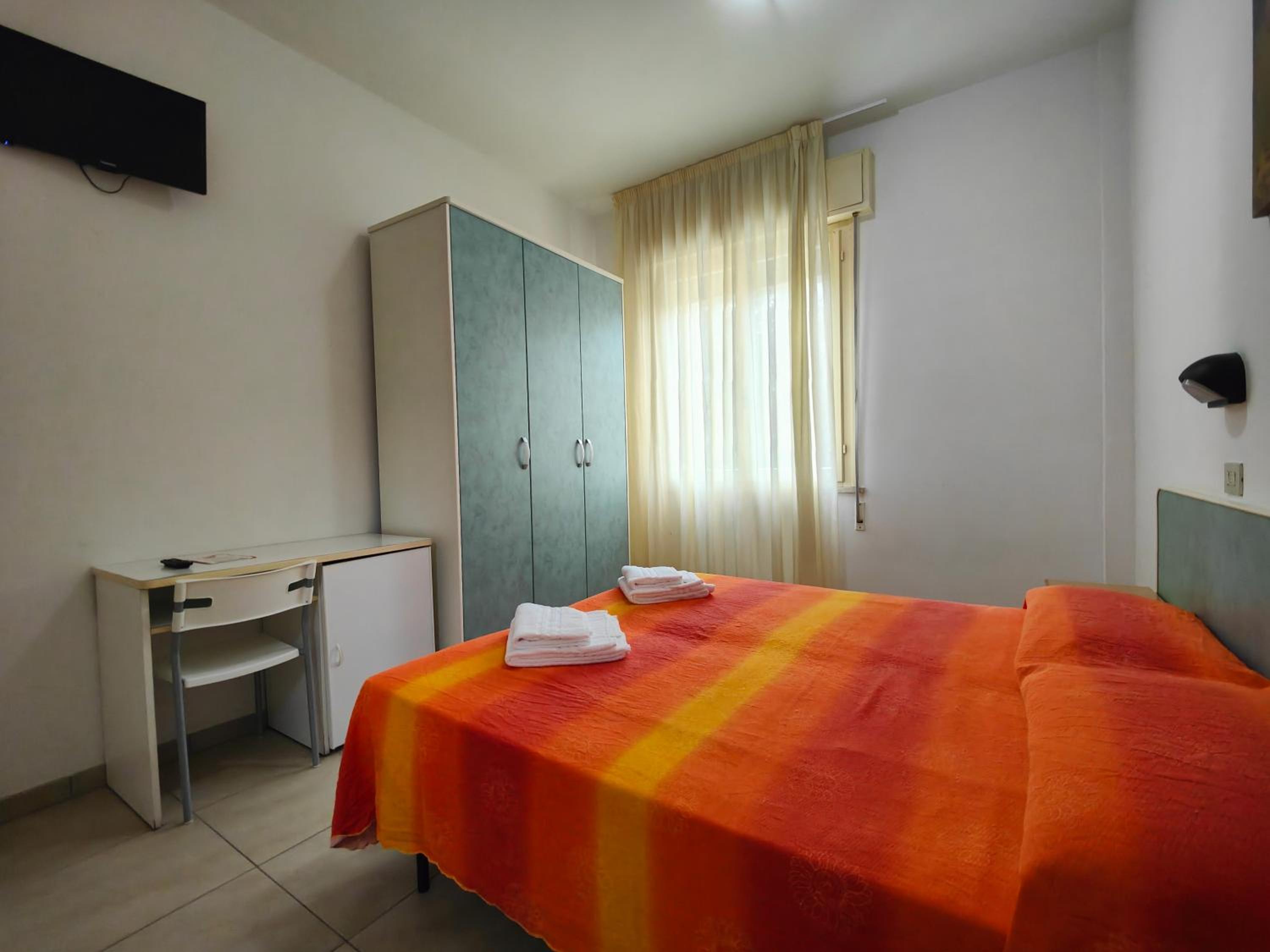 Budget Double Room - Photo 4