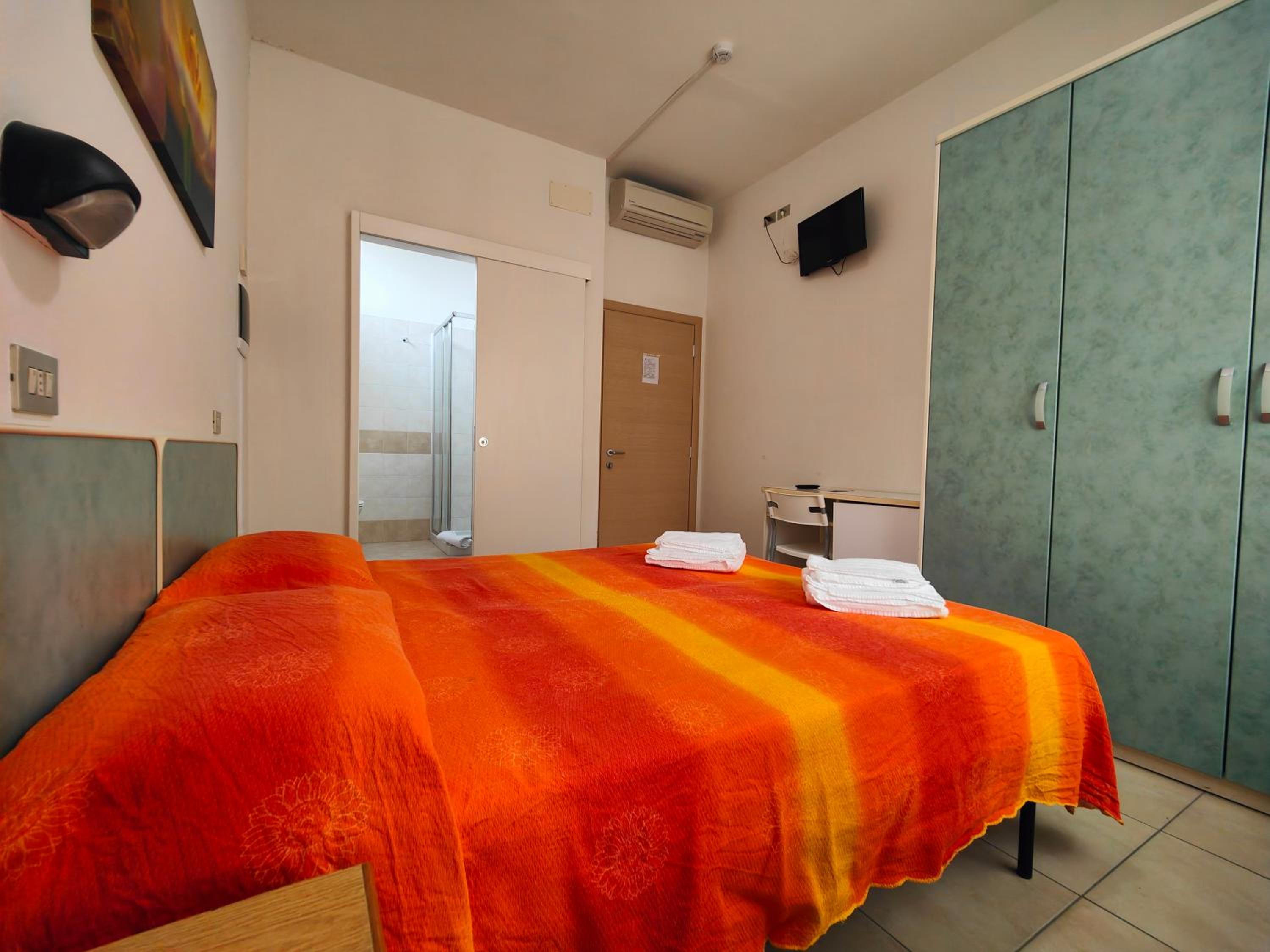 Budget Double Room - Photo 3