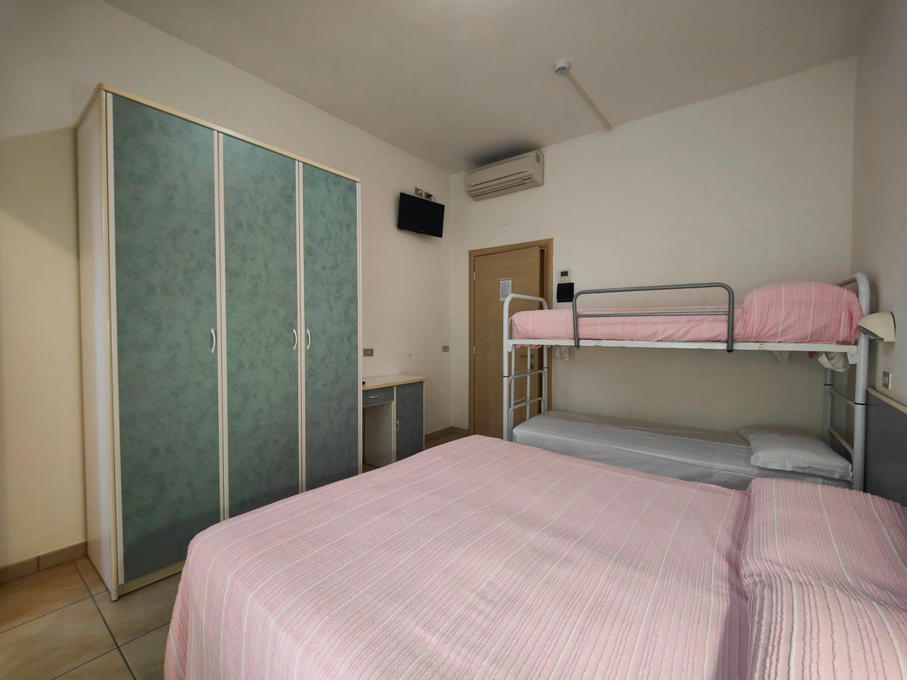 Economy Quadruple Room photo 3