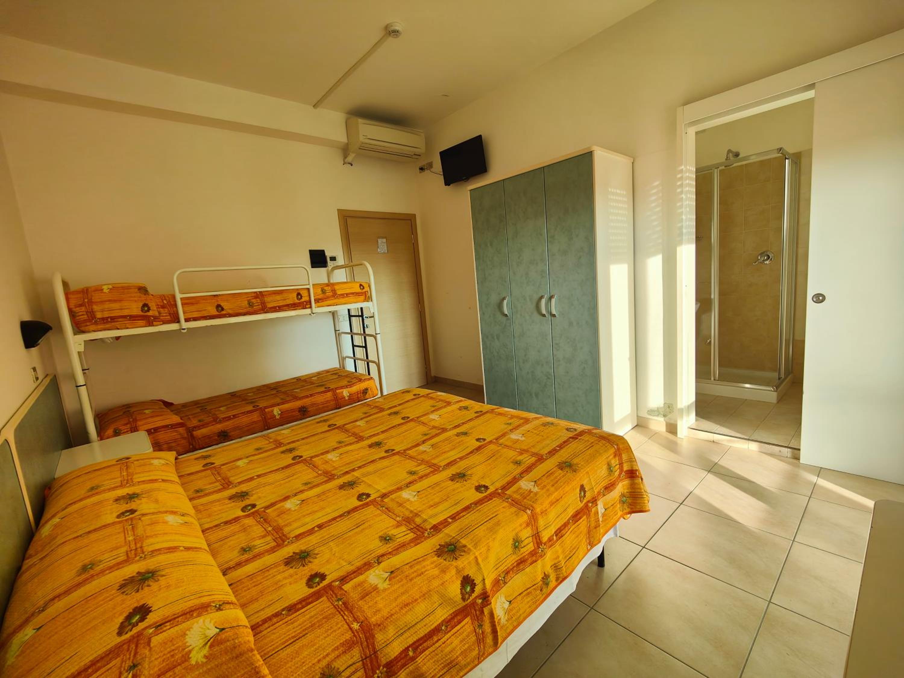 Economy Quadruple Room photo 2