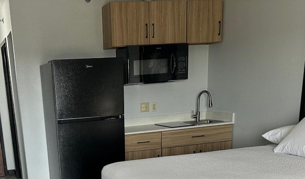 King Suite with Kitchenette - Non-Smoking - Photo 5