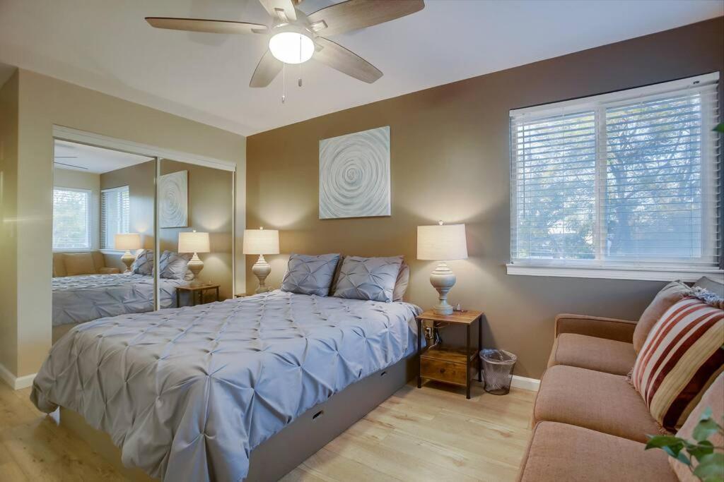 Eight-Bedroom House photo 1