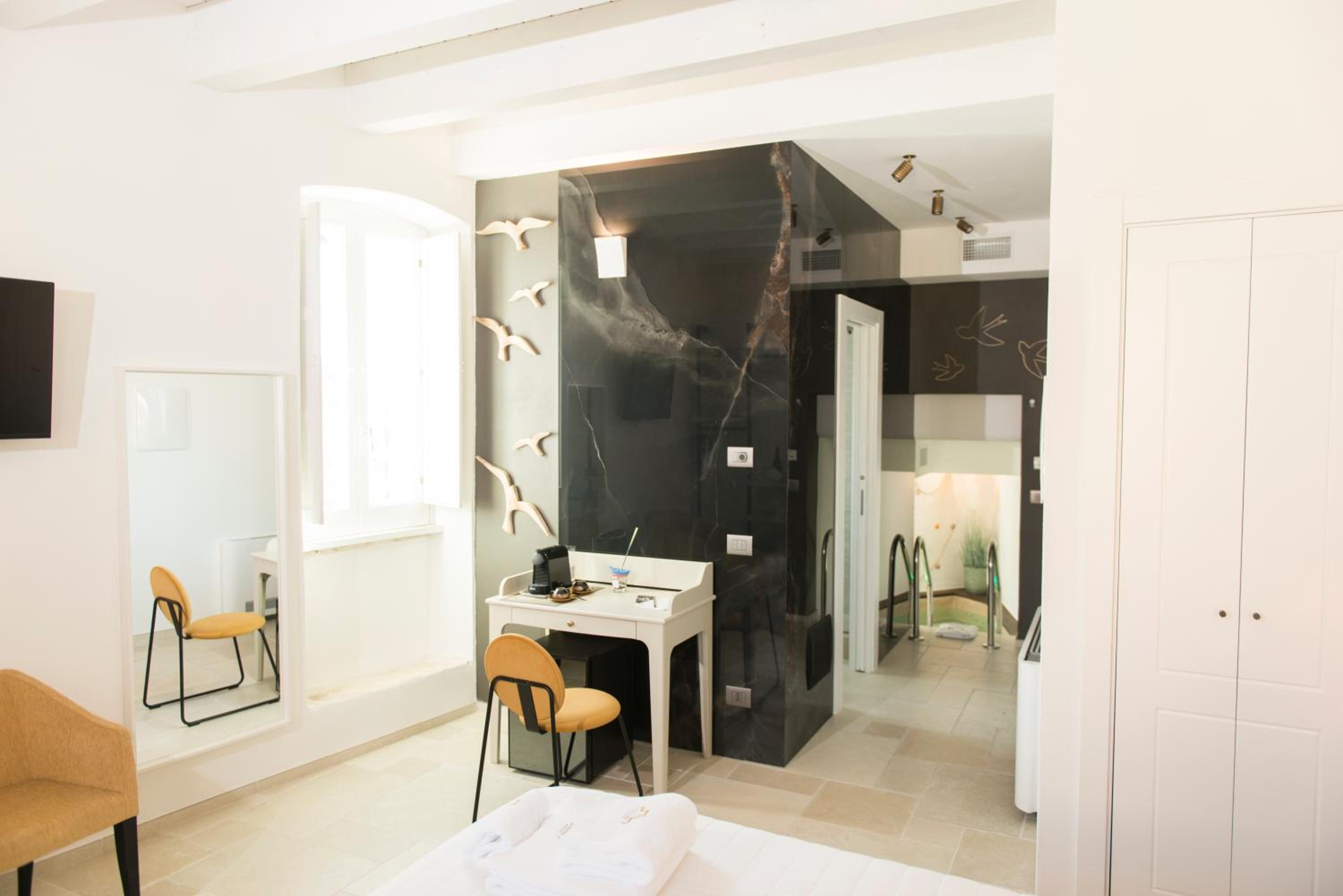 Queen Suite with Spa Bath
