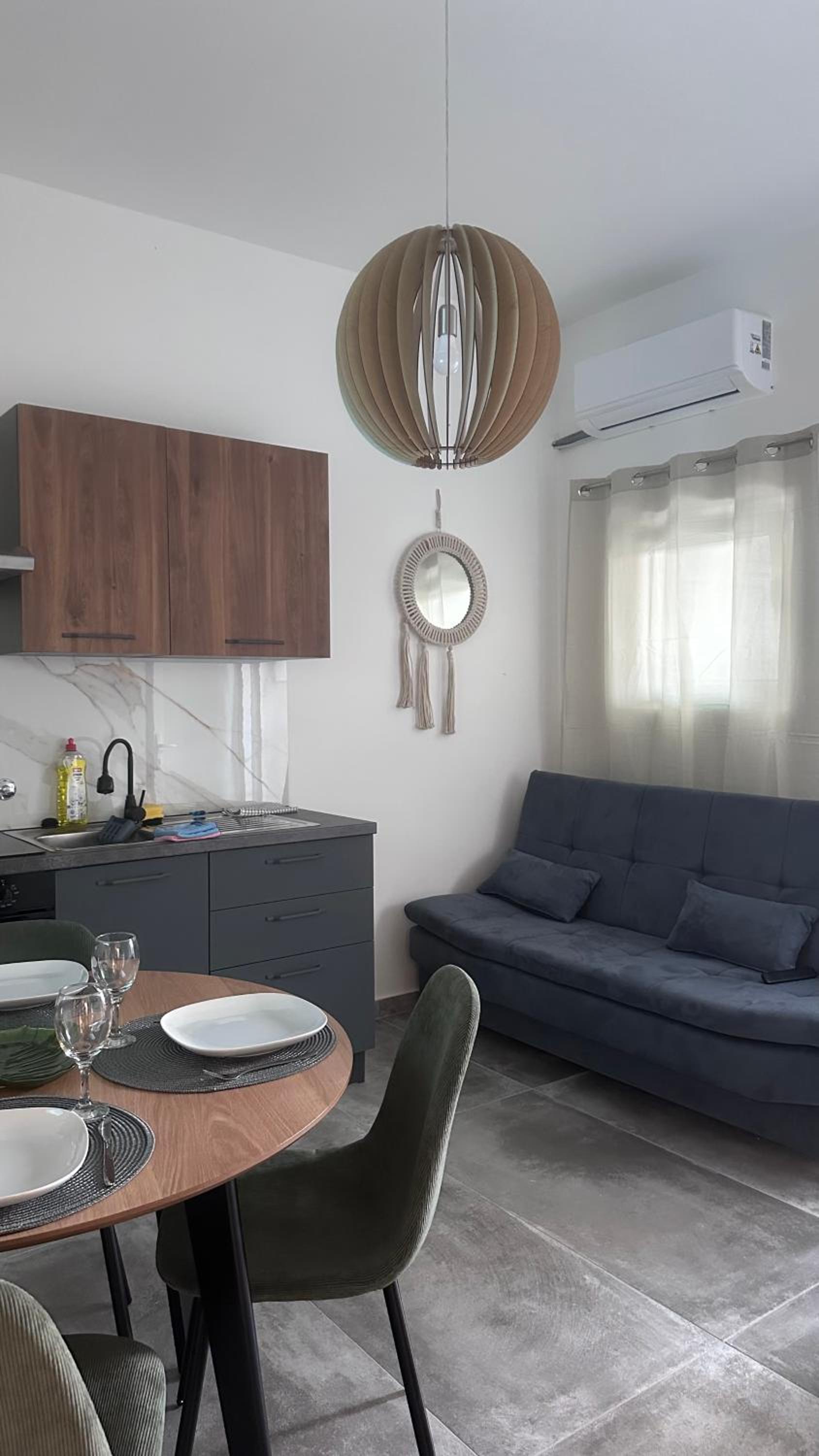 One-Bedroom Apartment photo 1