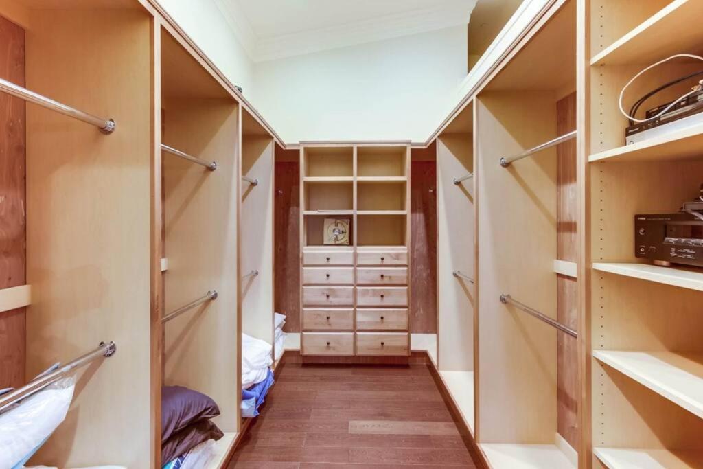Six-Bedroom House photo 1