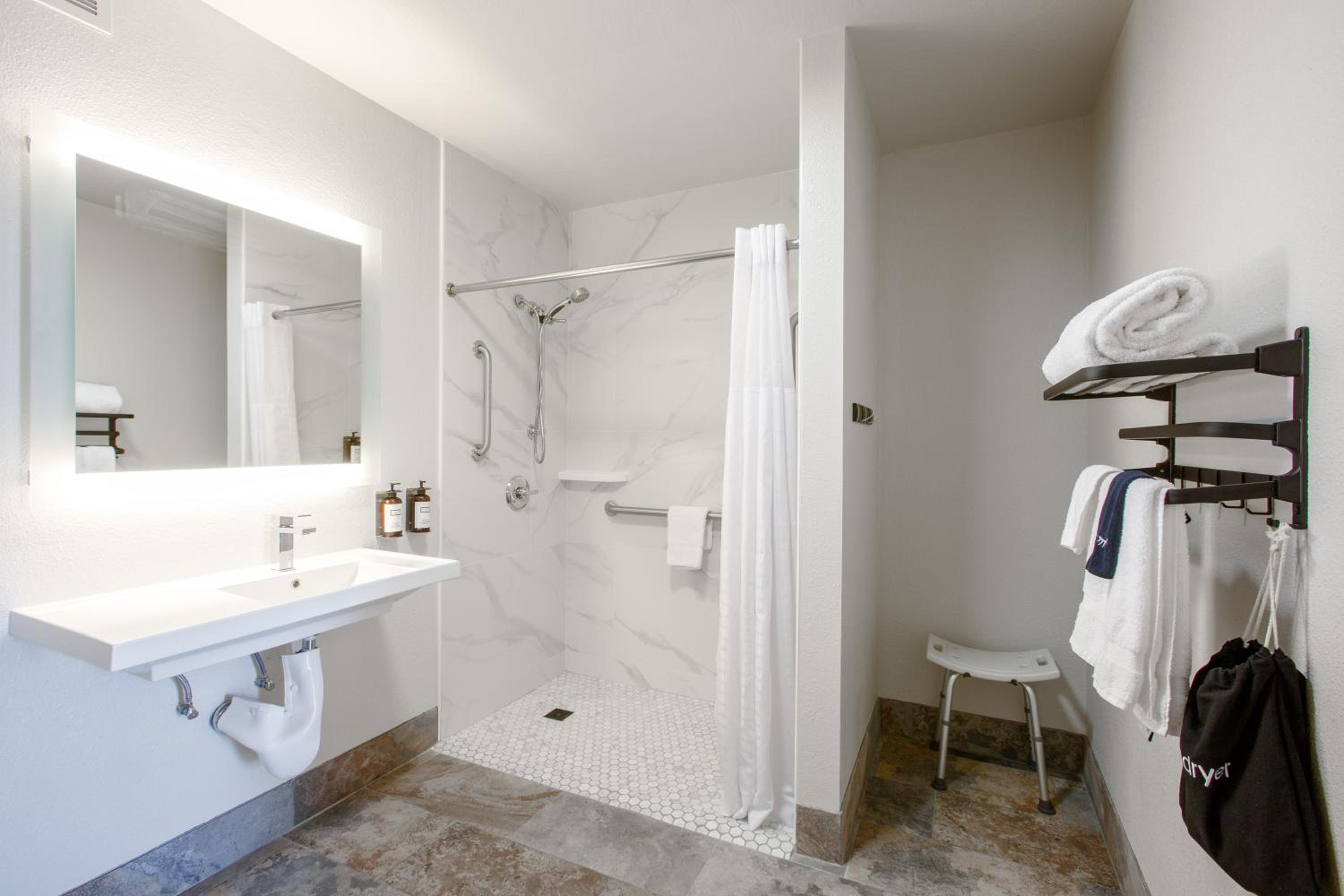 King Room with Roll-in Shower - Mobility Access/Non-Smoking - Photo 2