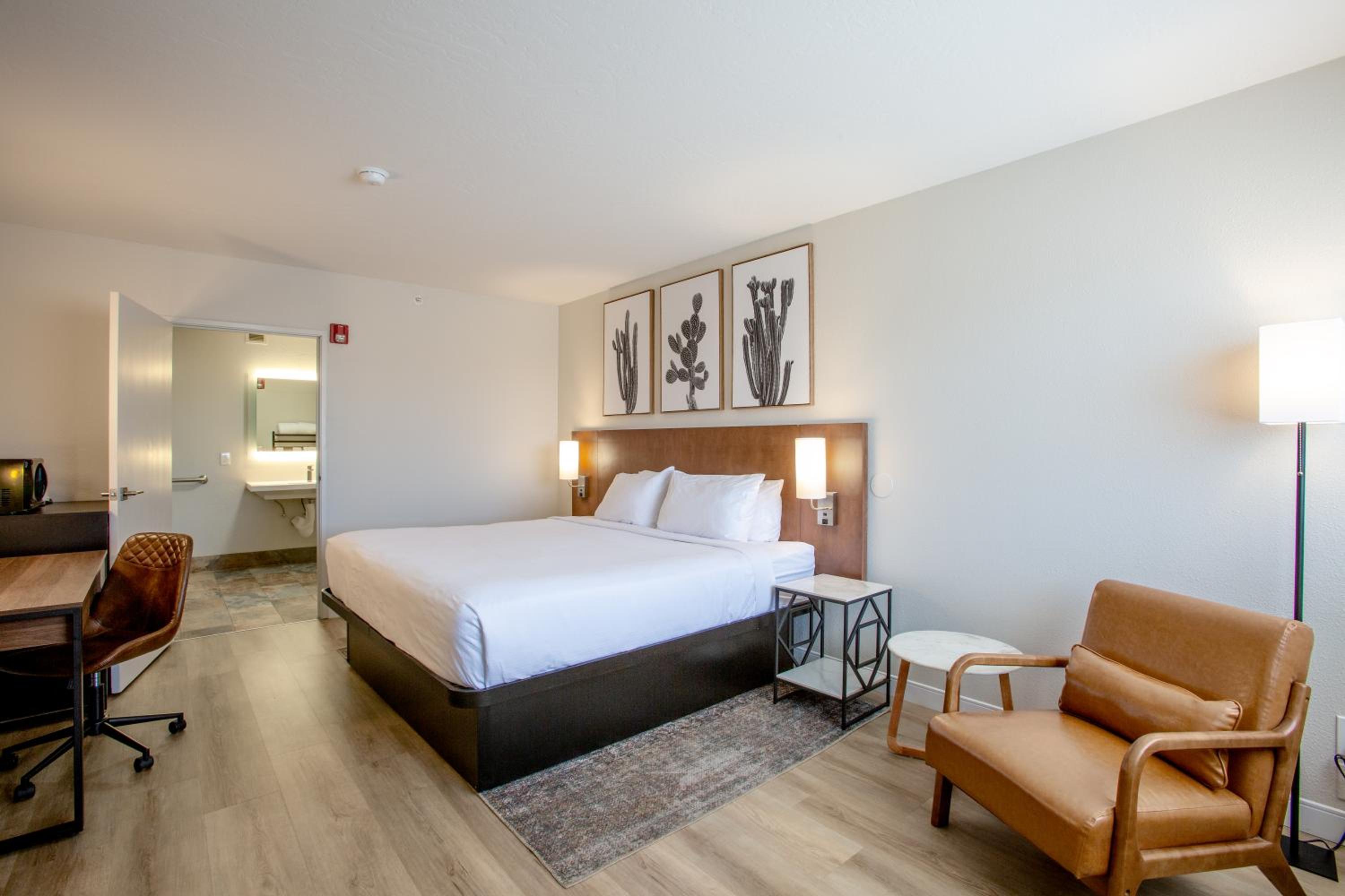 King Room with Roll-in Shower - Mobility Access/Non-Smoking - Photo 5