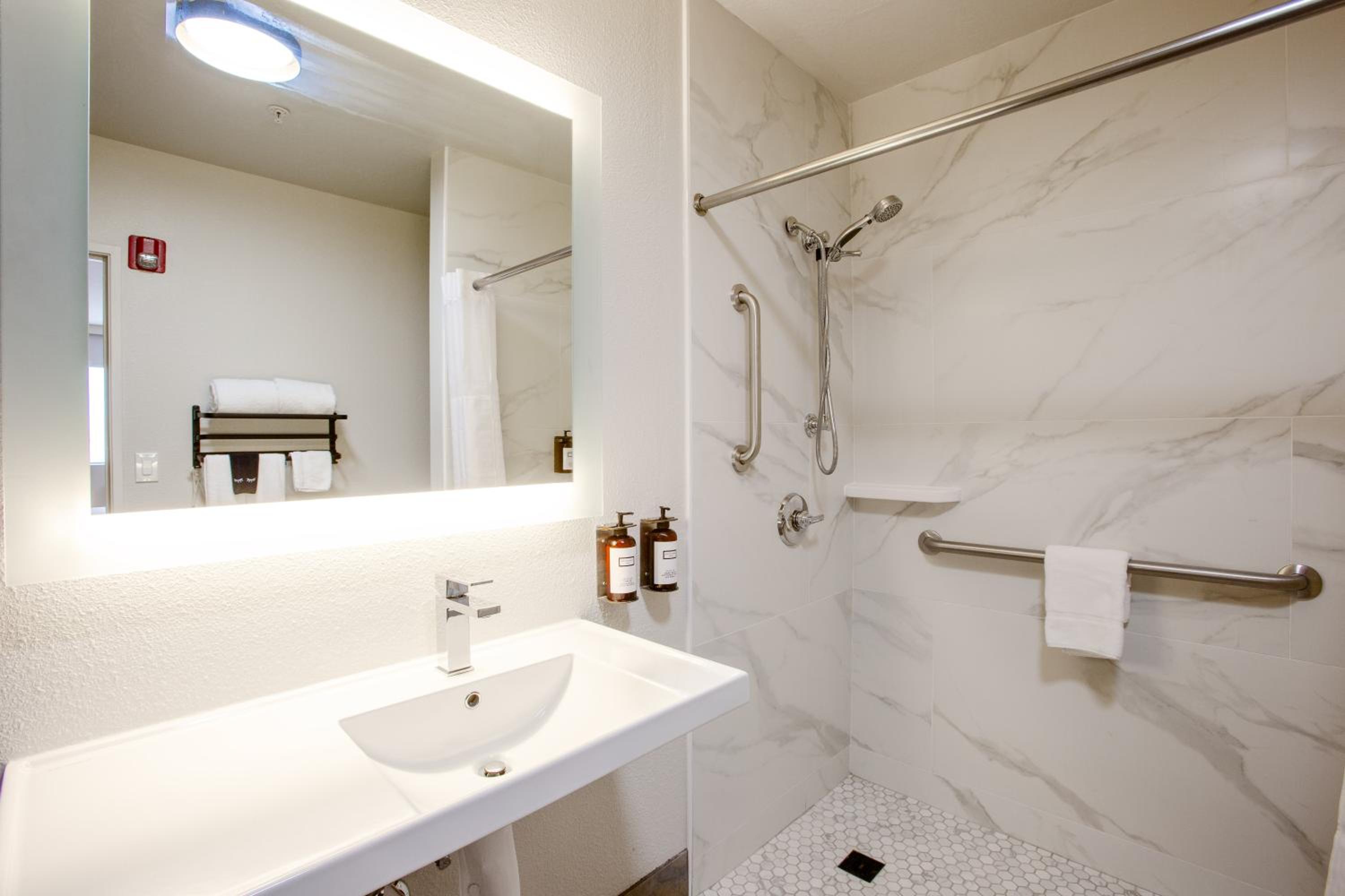 King Room with Roll-in Shower - Mobility Access/Non-Smoking - Photo 6