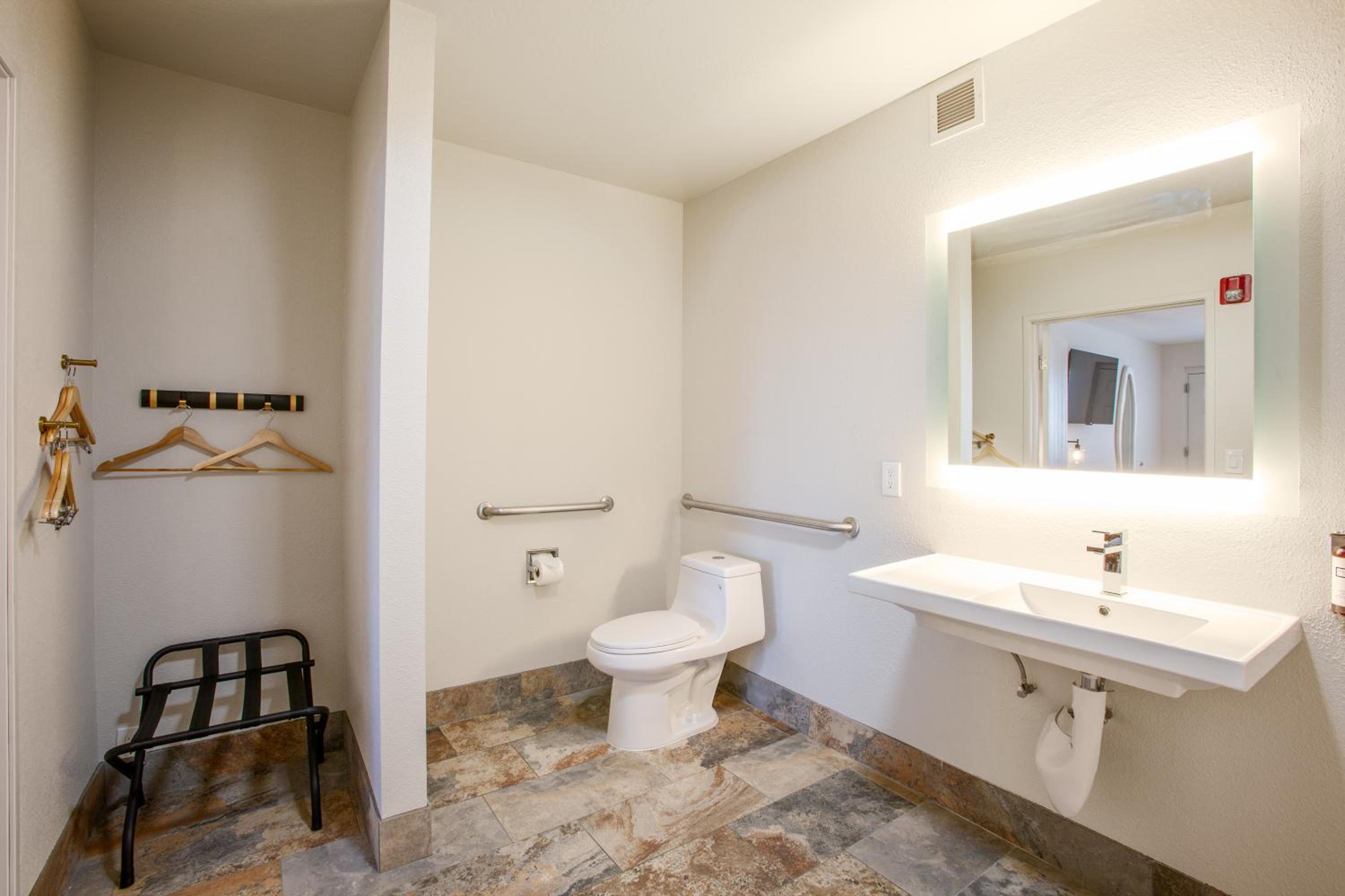 King Room with Roll-in Shower - Mobility Access/Non-Smoking - Photo 4