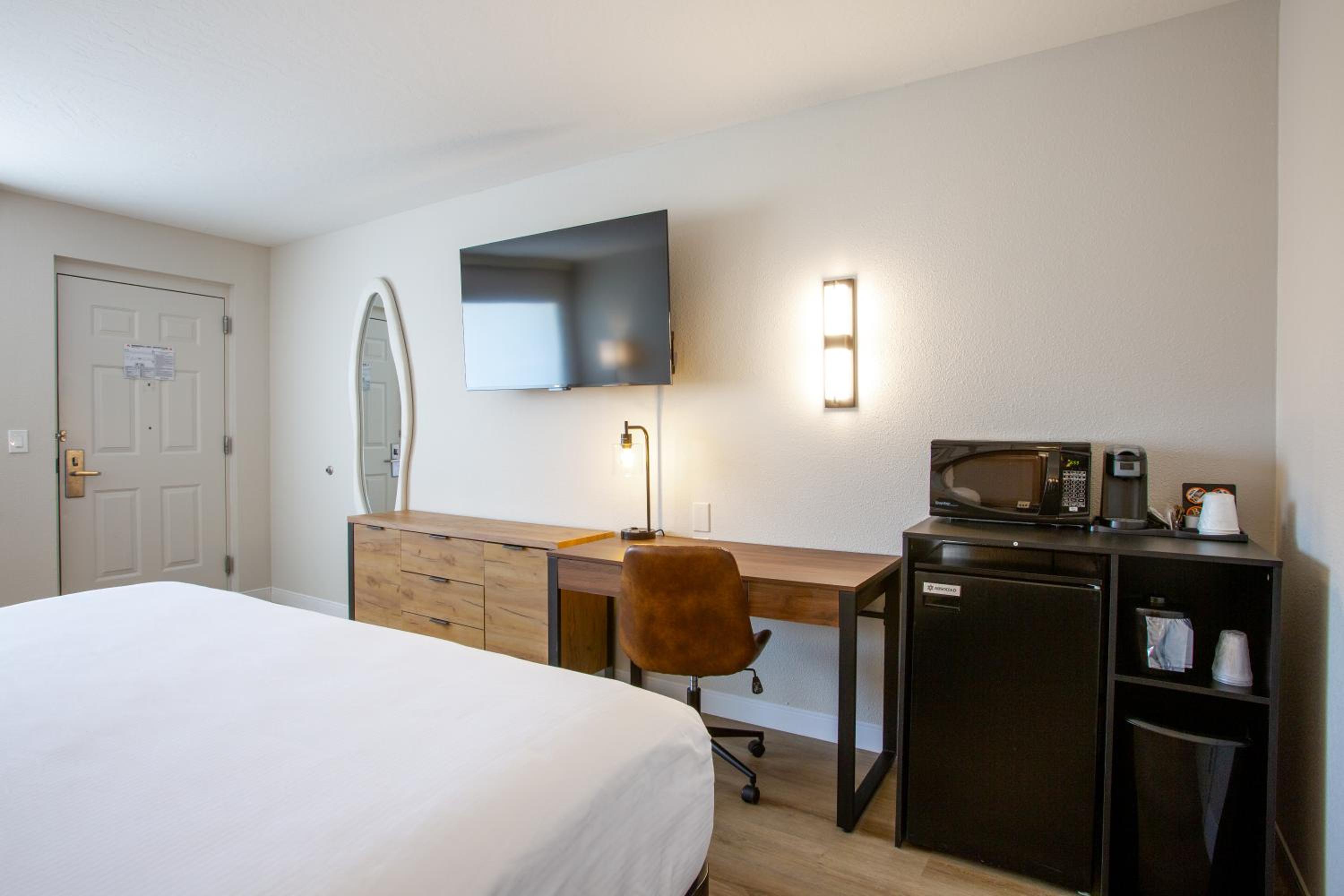 King Room with Roll-in Shower - Mobility Access/Non-Smoking - Photo 8
