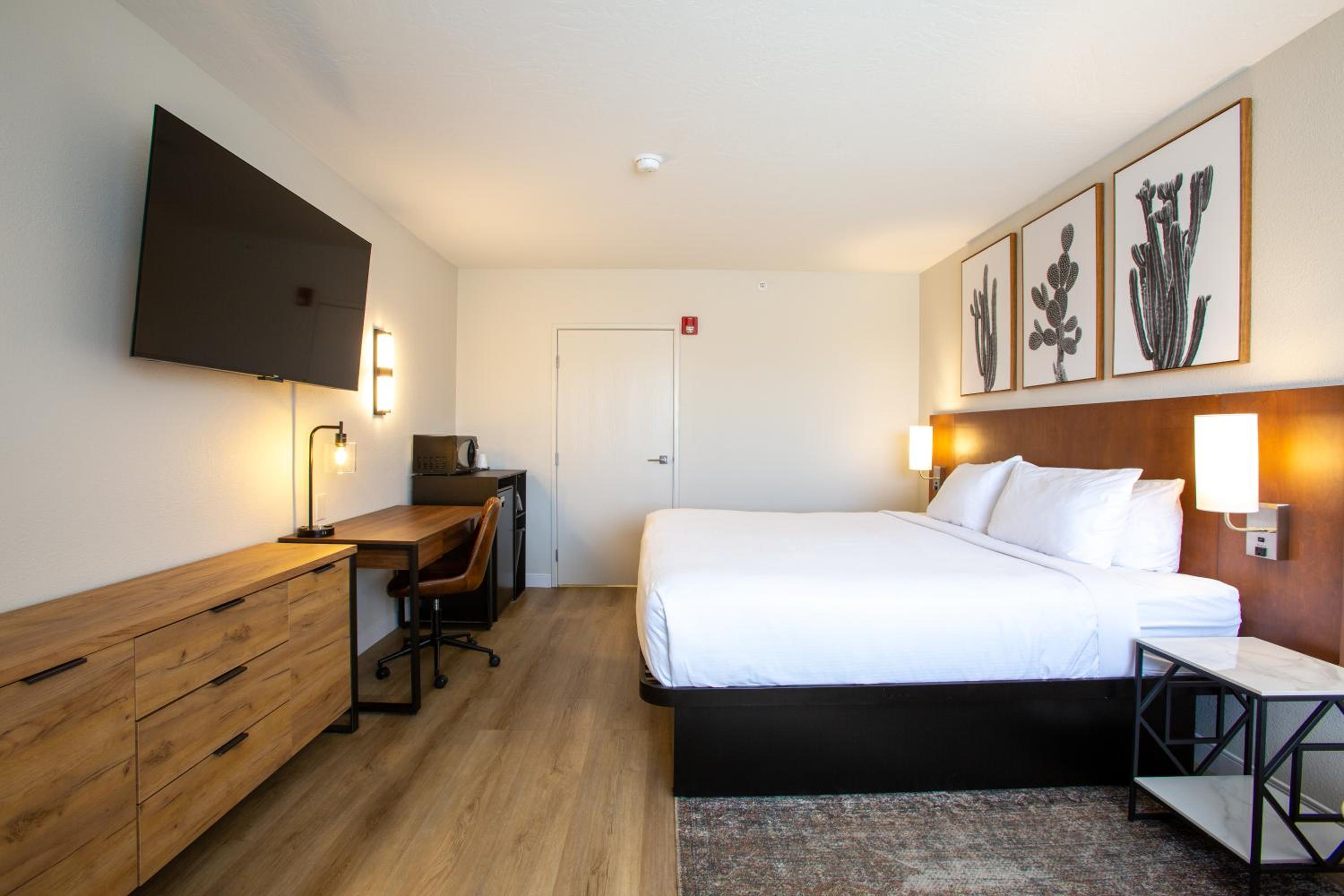 King Room with Roll-in Shower - Mobility Access/Non-Smoking - Photo 7