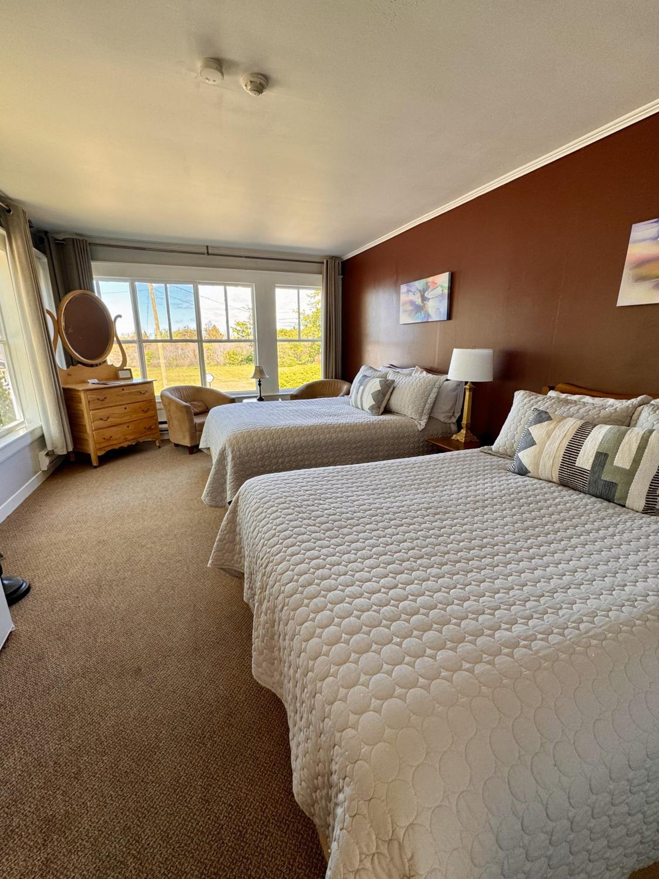 Queen Room with Two Queen Beds photo 1