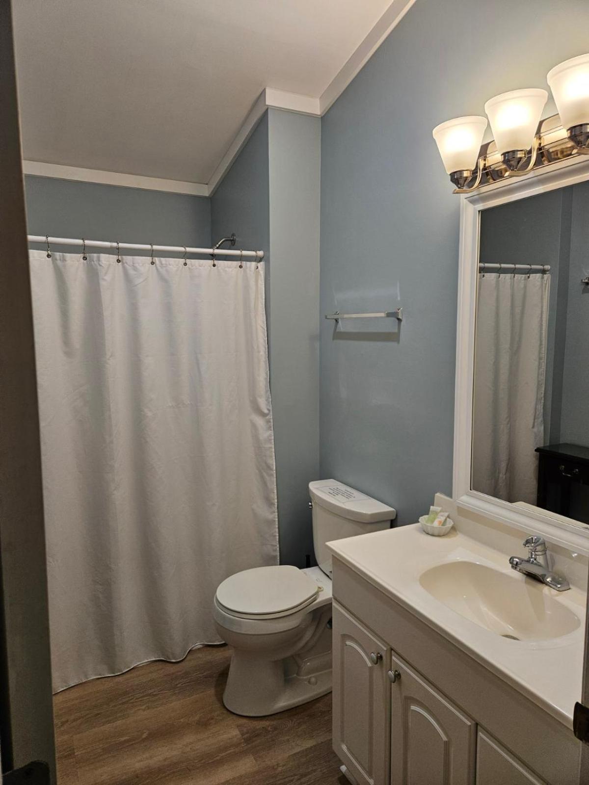 Queen Room photo 2