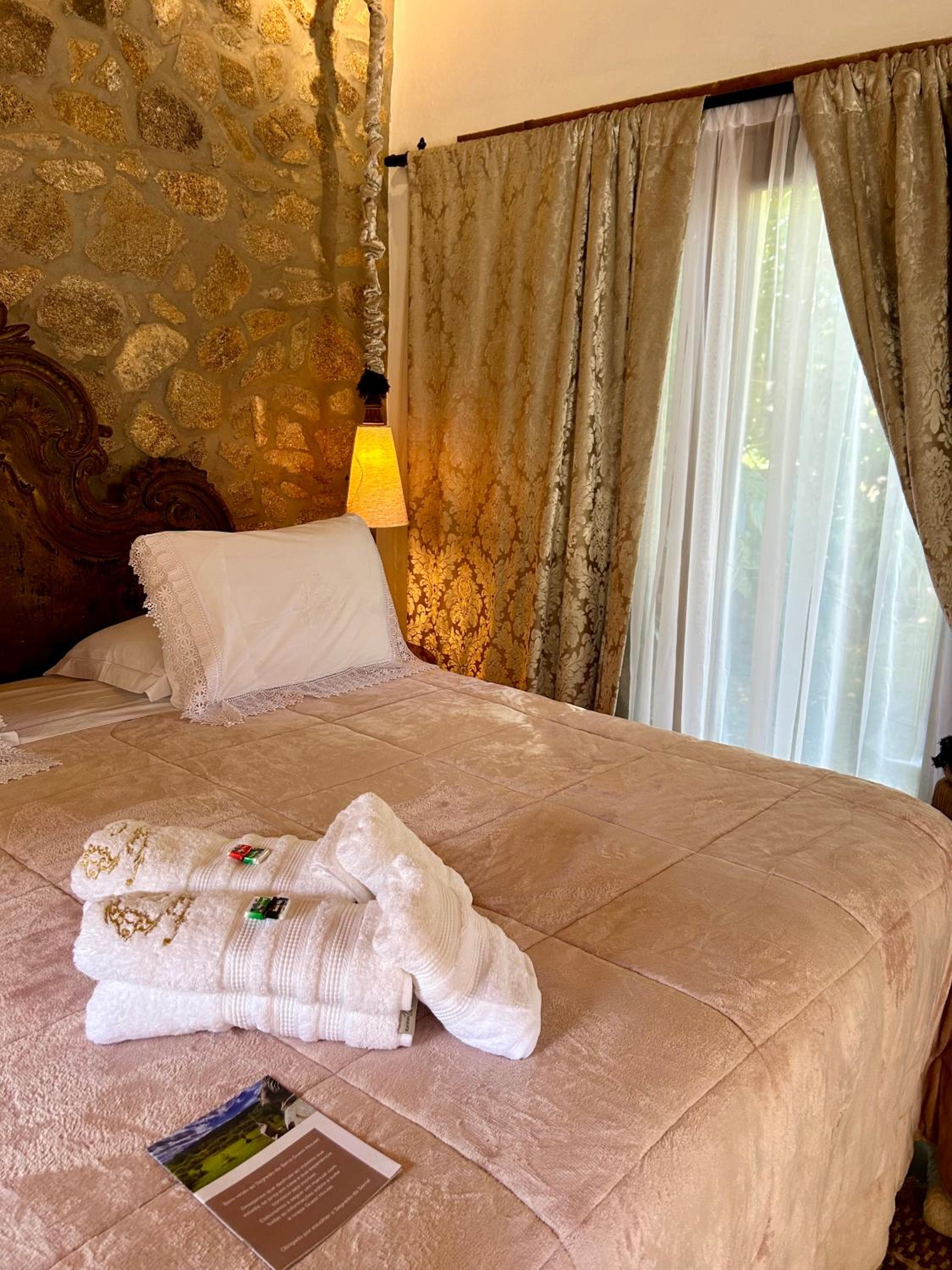 King Suite with Spa Bath - Photo 1