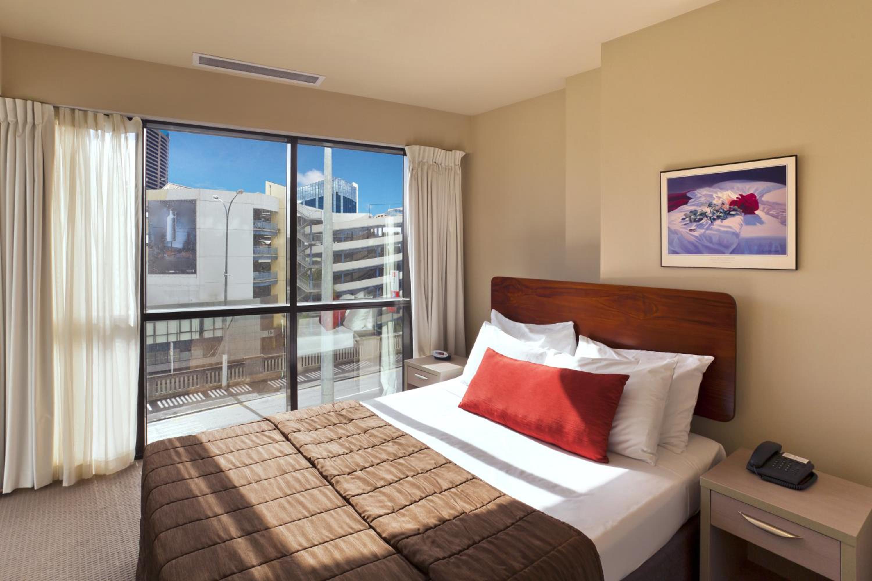 One-Bedroom Suite - Photo 4