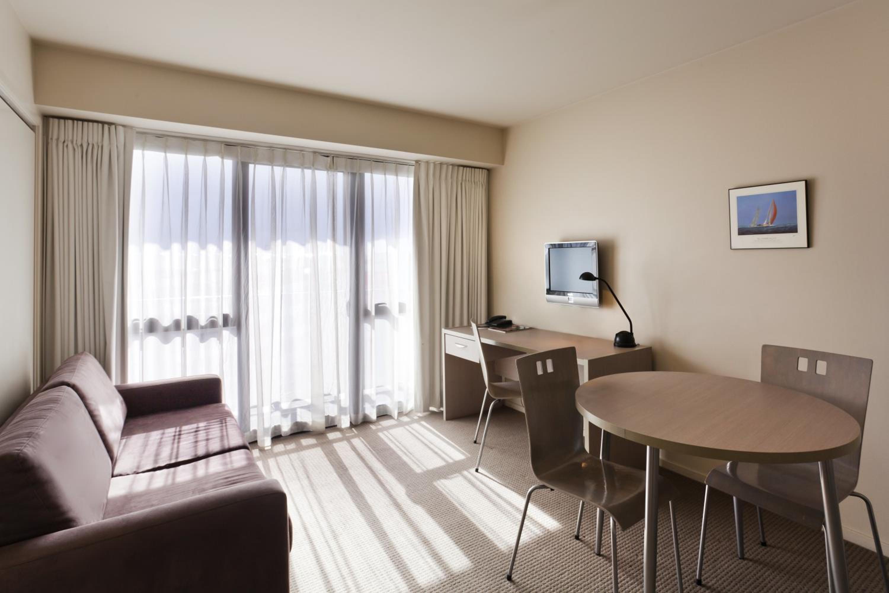 One-Bedroom Suite - Photo 8