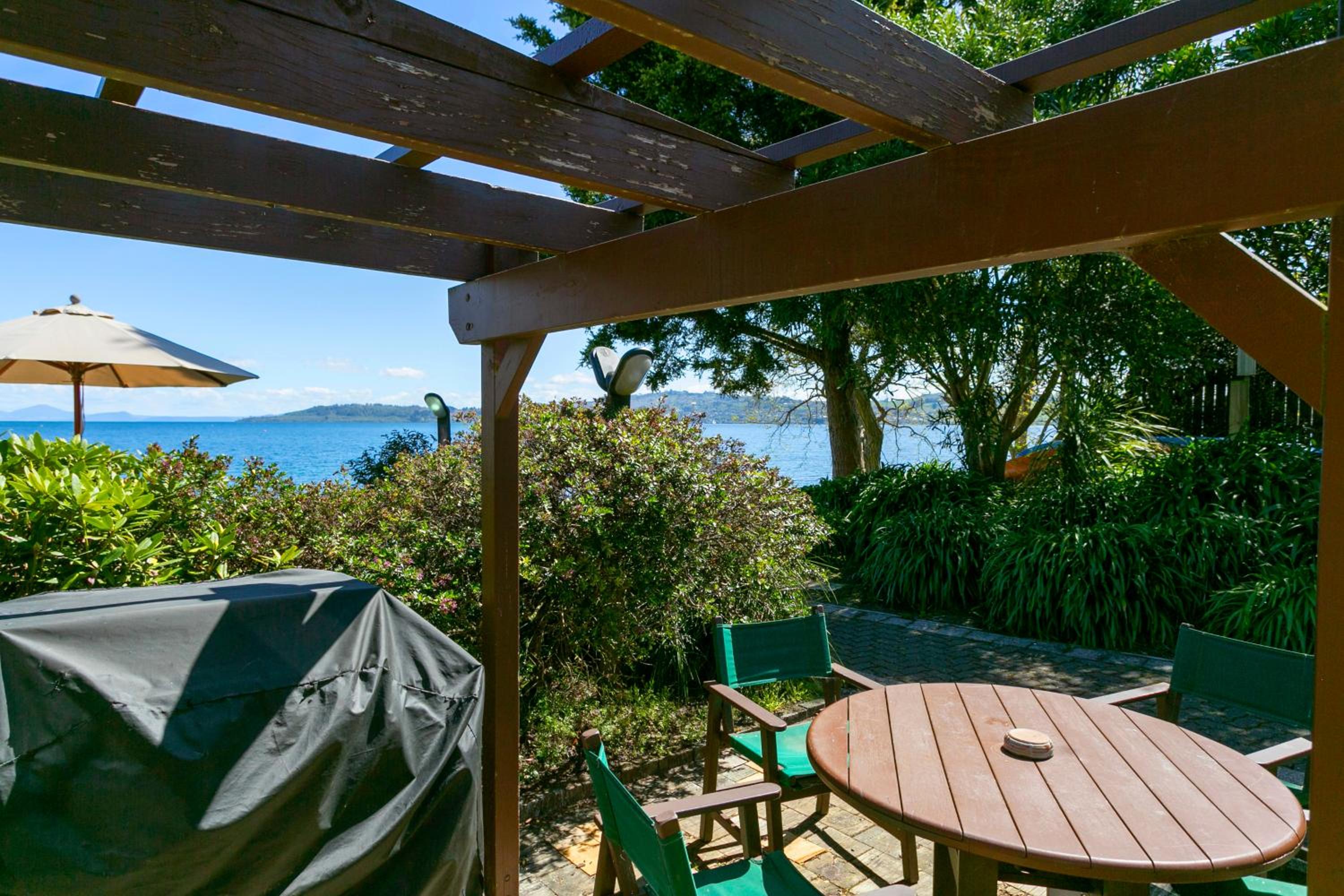 Family Unit with Lake View - Photo 2