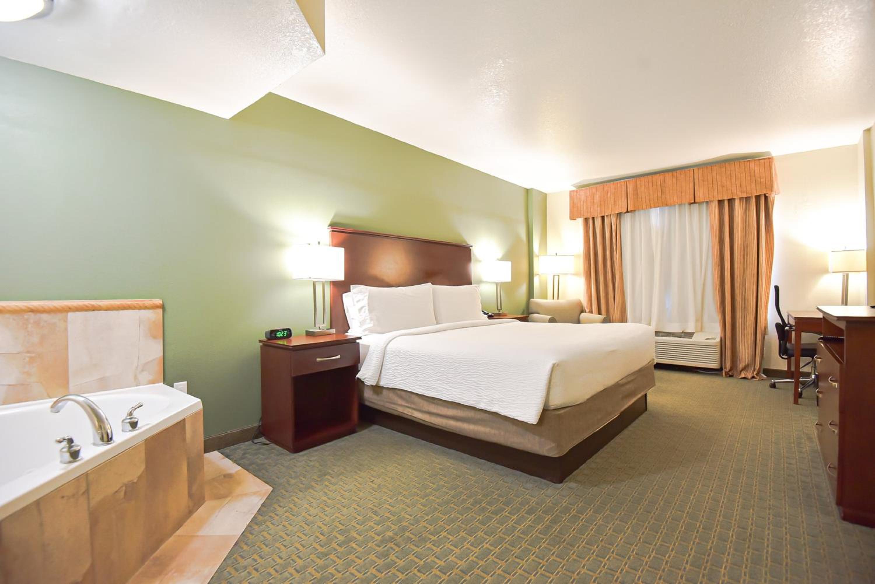 Standard King Room with Extra Floor Space - Photo 8