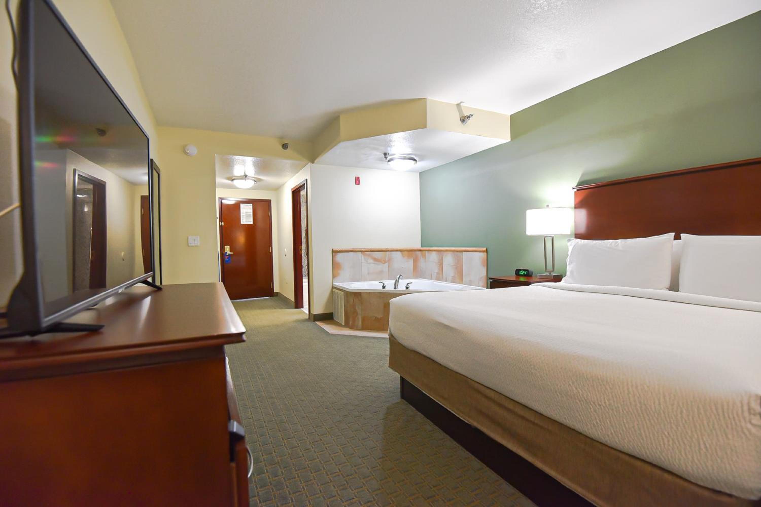 Standard King Room with Extra Floor Space - Photo 2