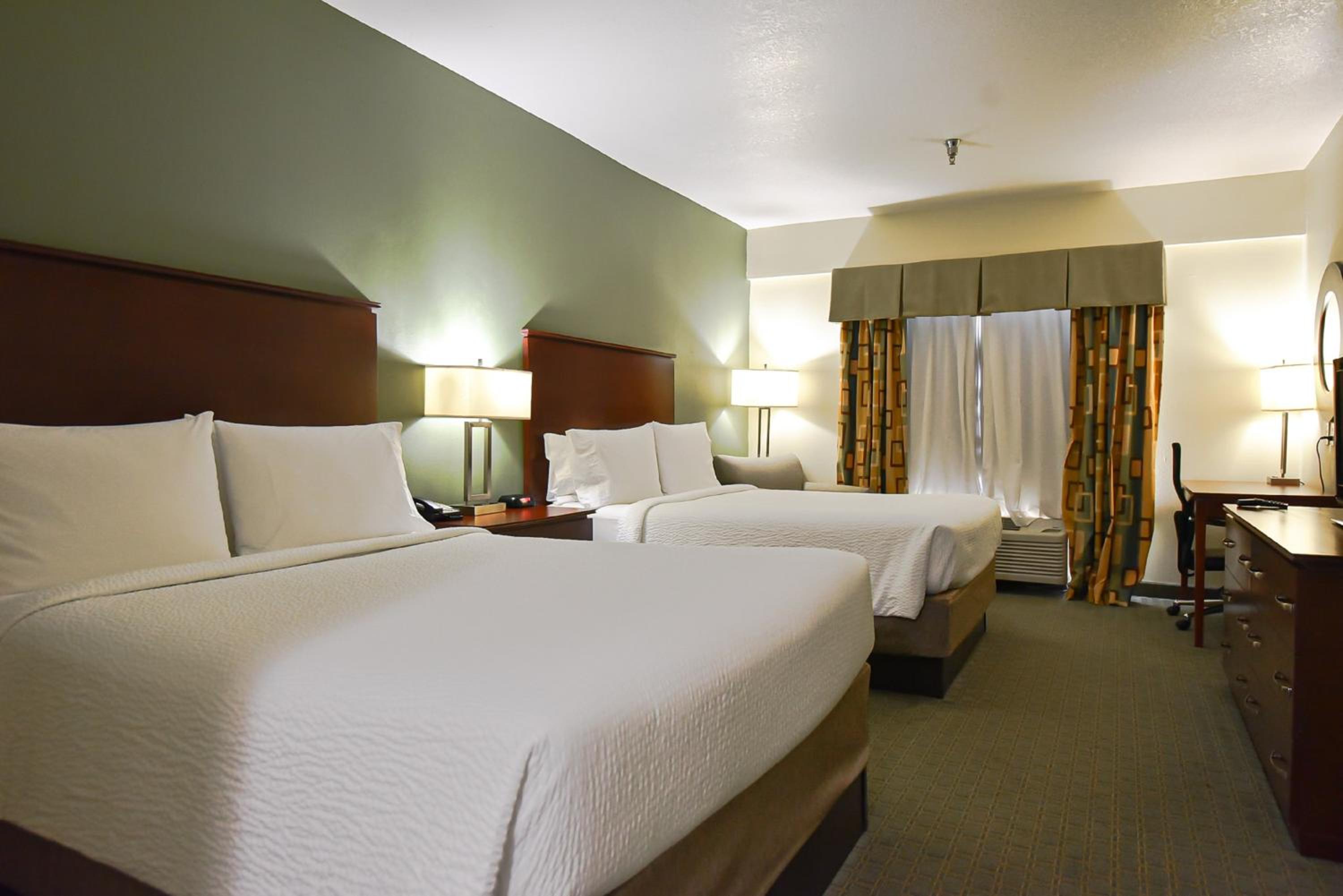 Queen Suite with Two Queen Beds - Photo 5