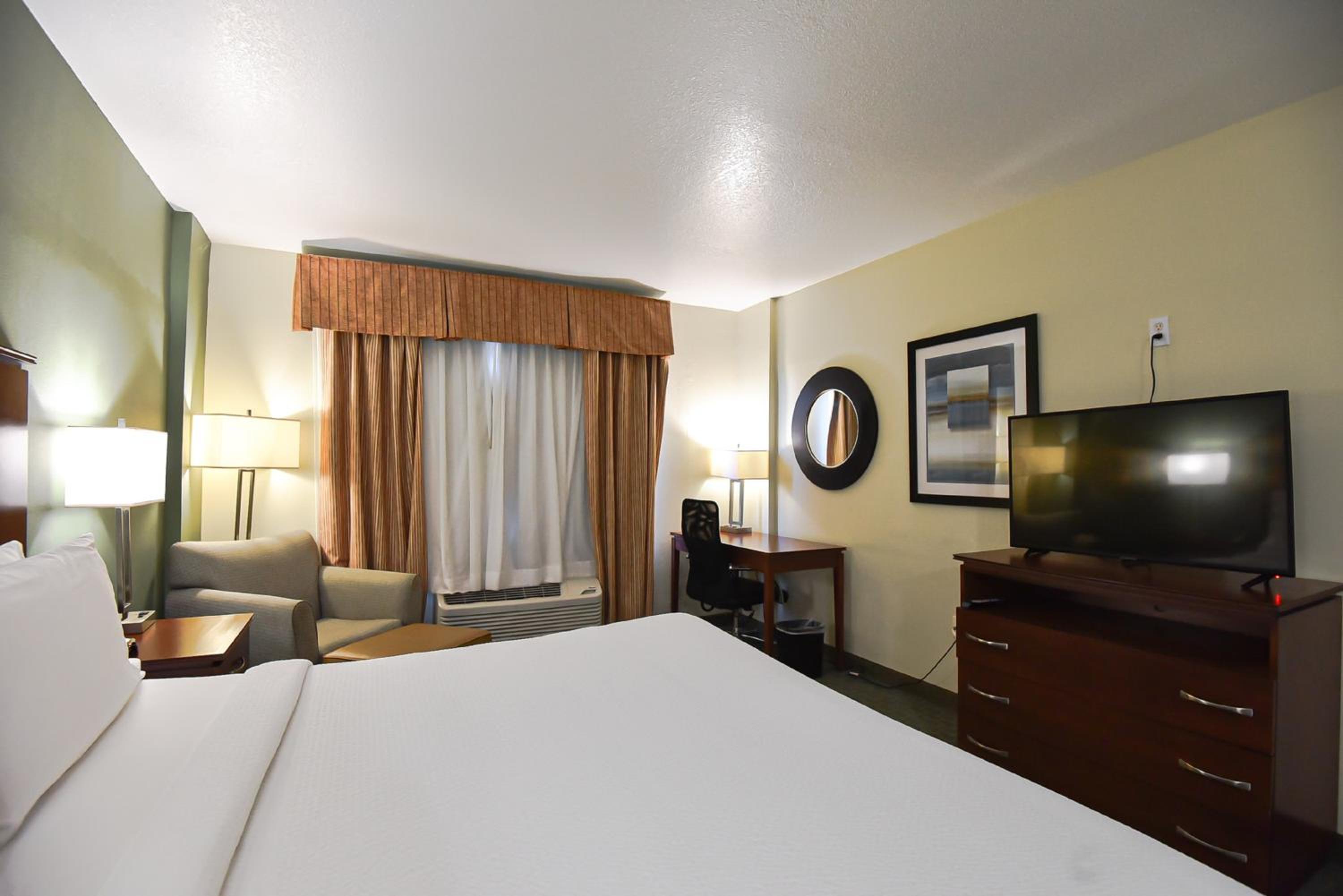 Standard King Room - Photo 7