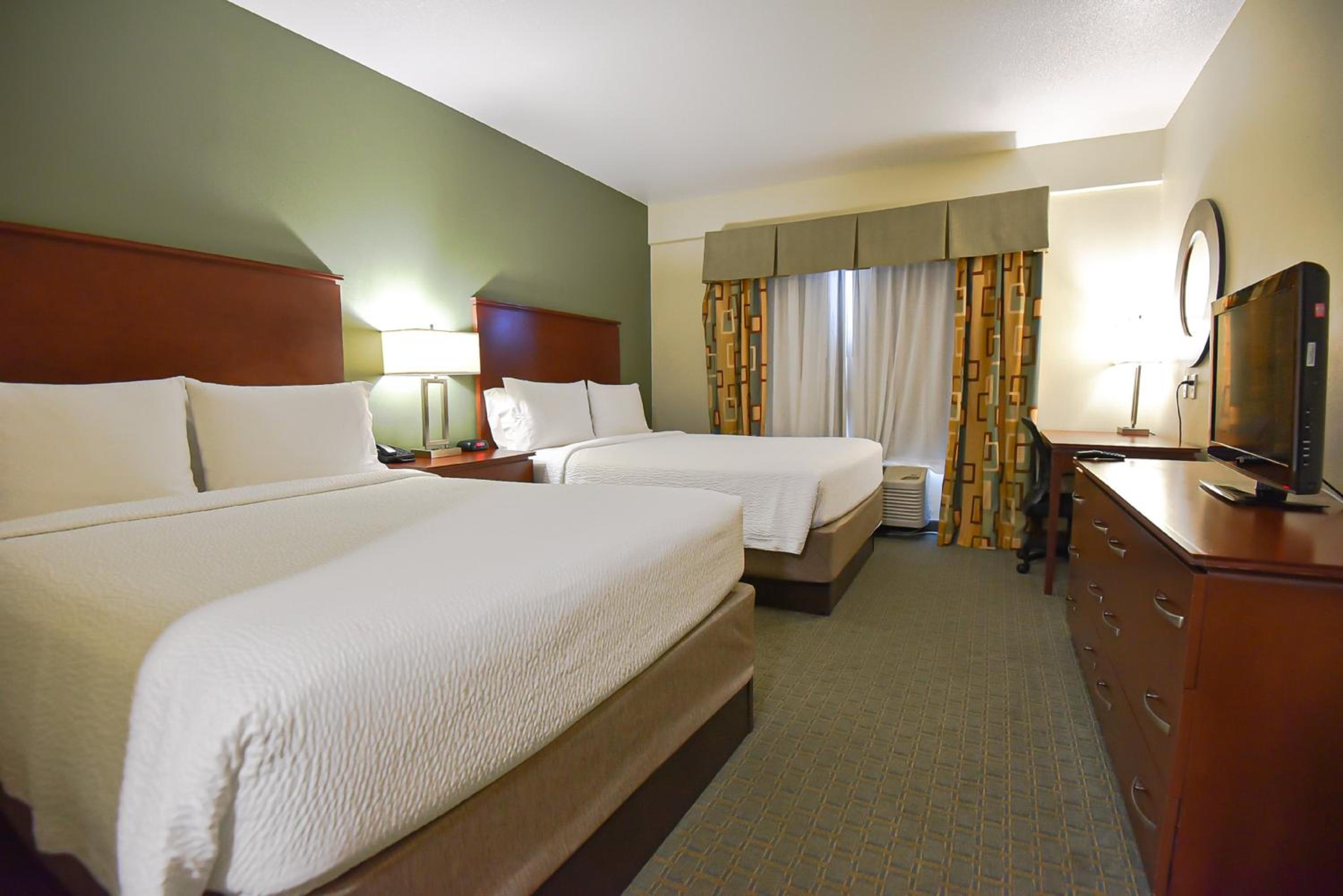Standard Room with Two Queen Beds - Photo 4