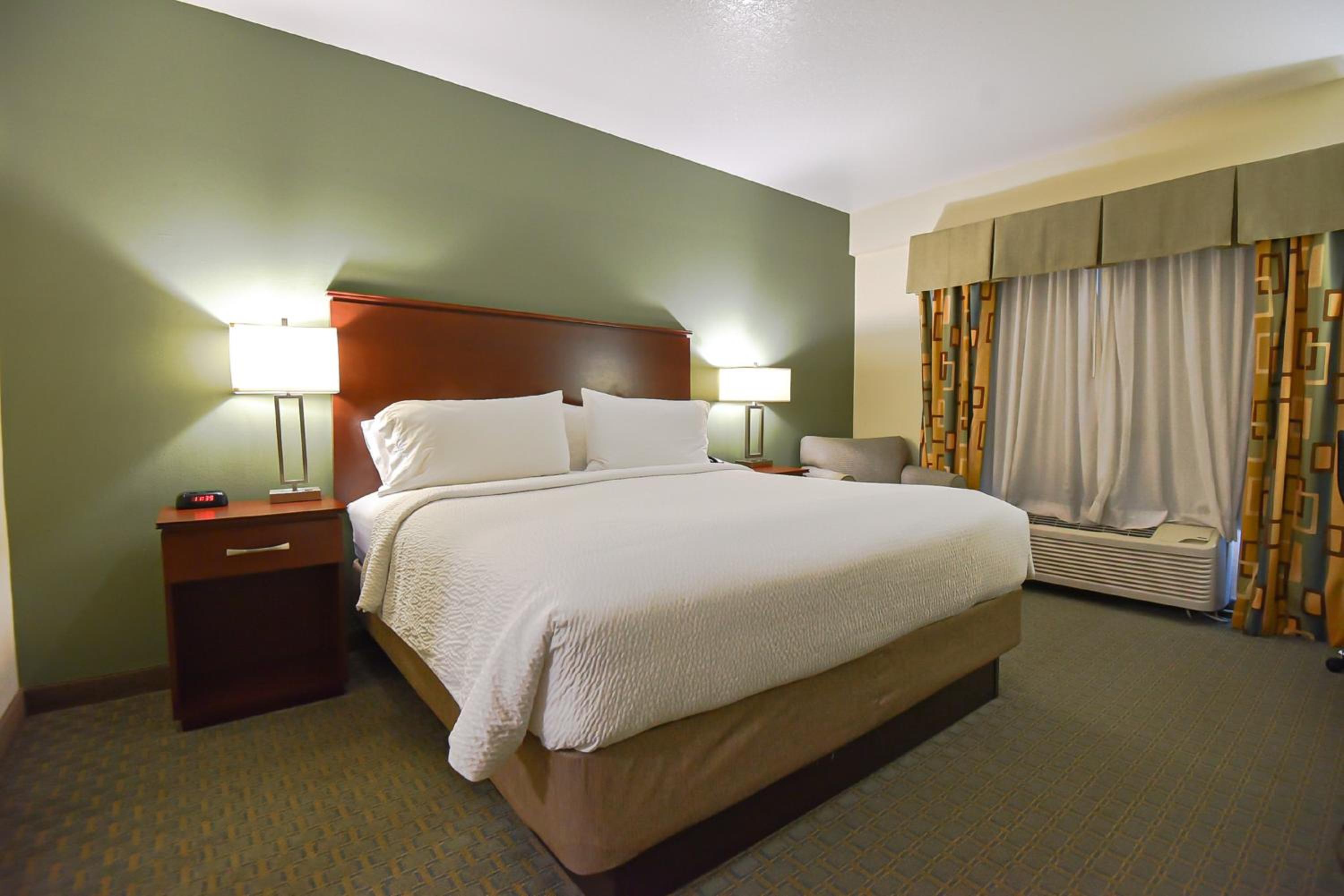 Standard King Room - Photo 10