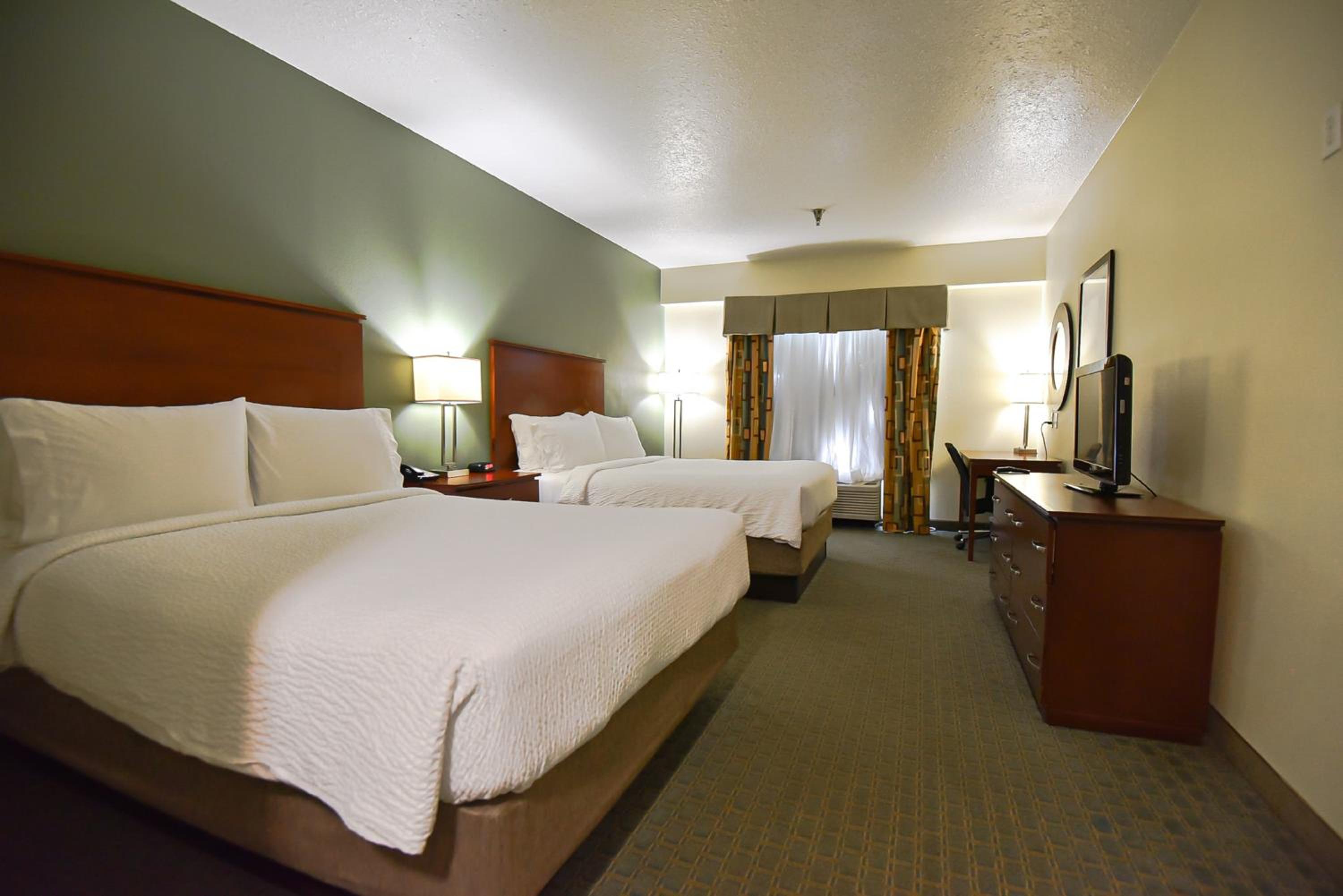 Standard Room with Two Queen Beds - Photo 6