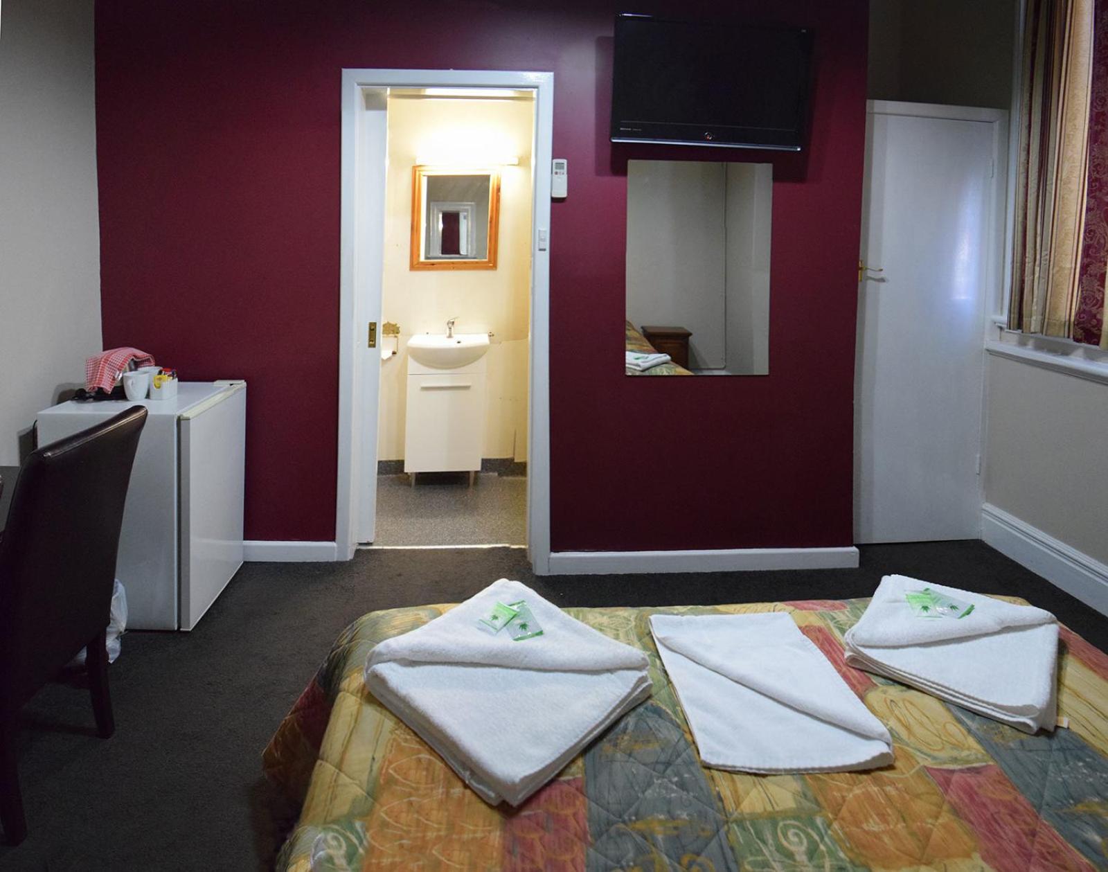 Queen Room - Refurbished photo 1