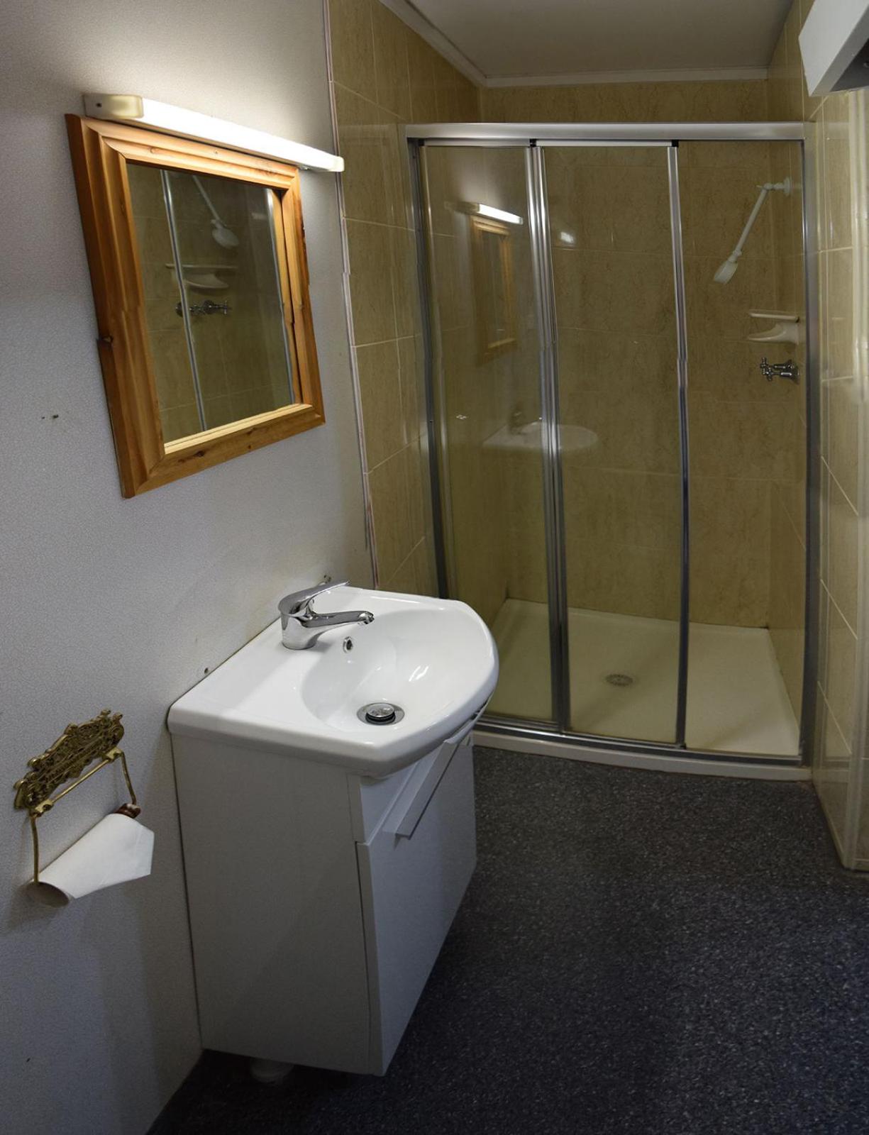 Queen Room - Refurbished photo 2