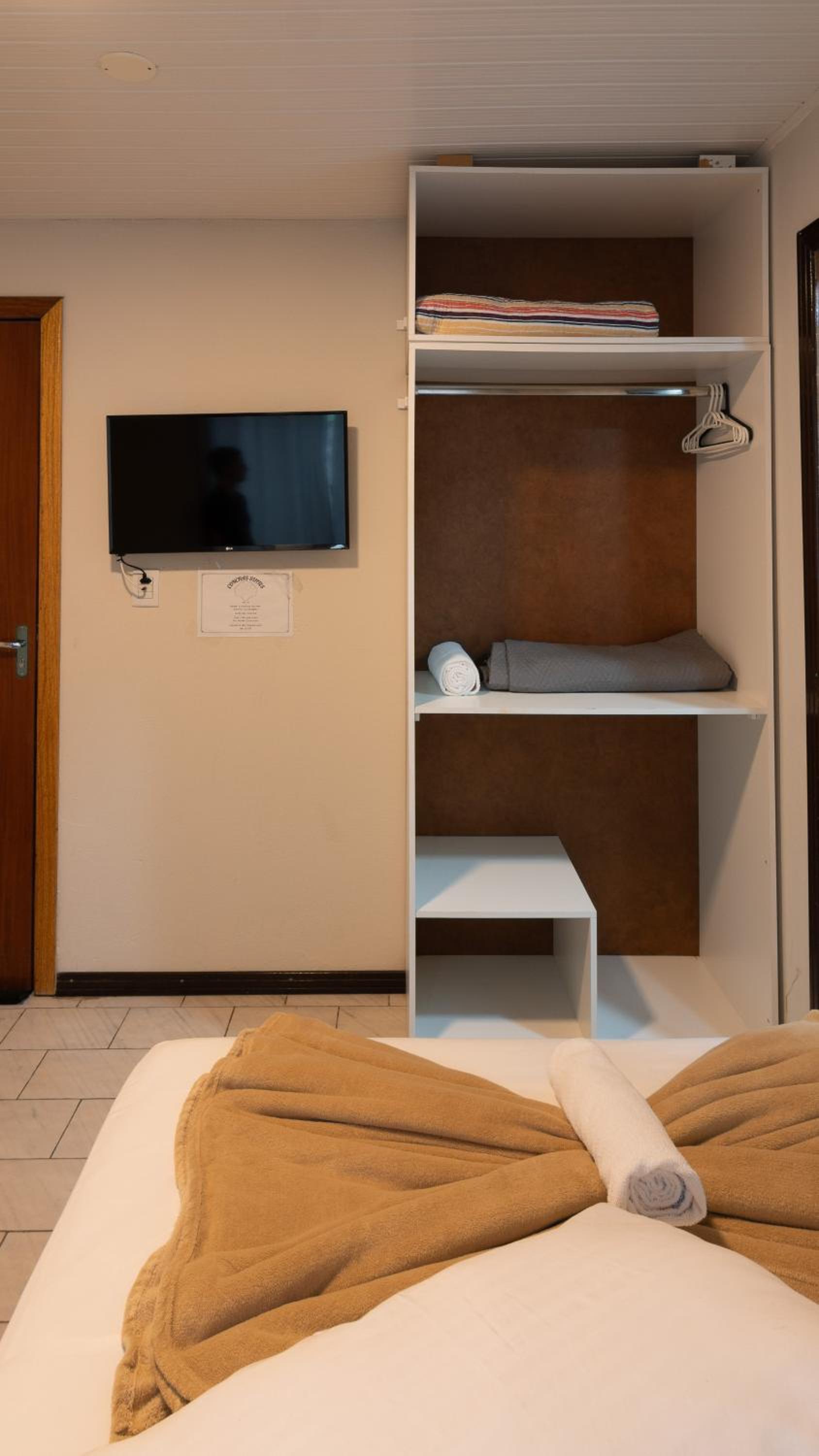 Economy Triple Room photo 2