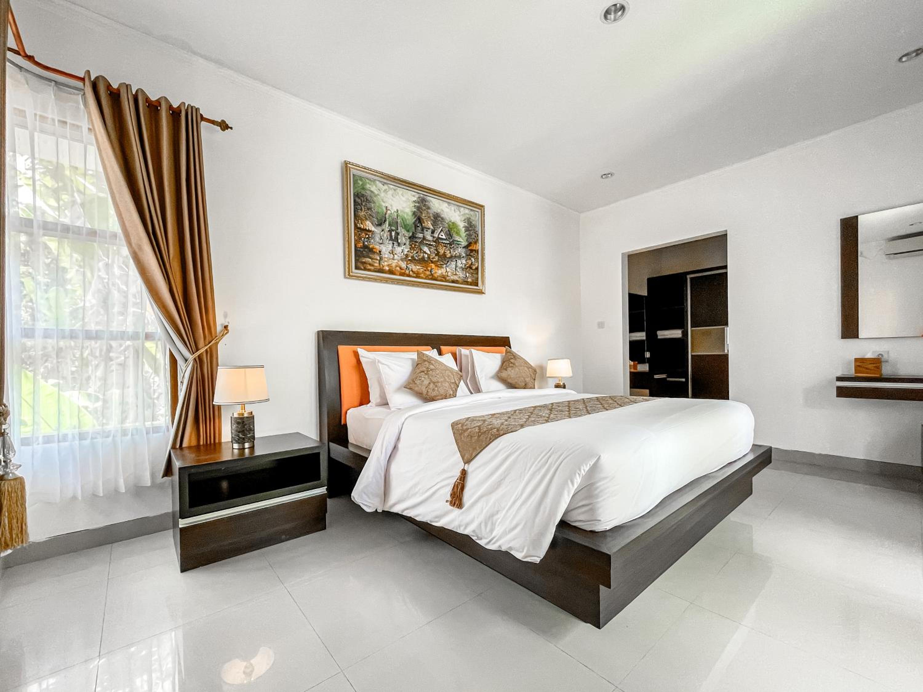 Villa with Private Pool - Photo 7