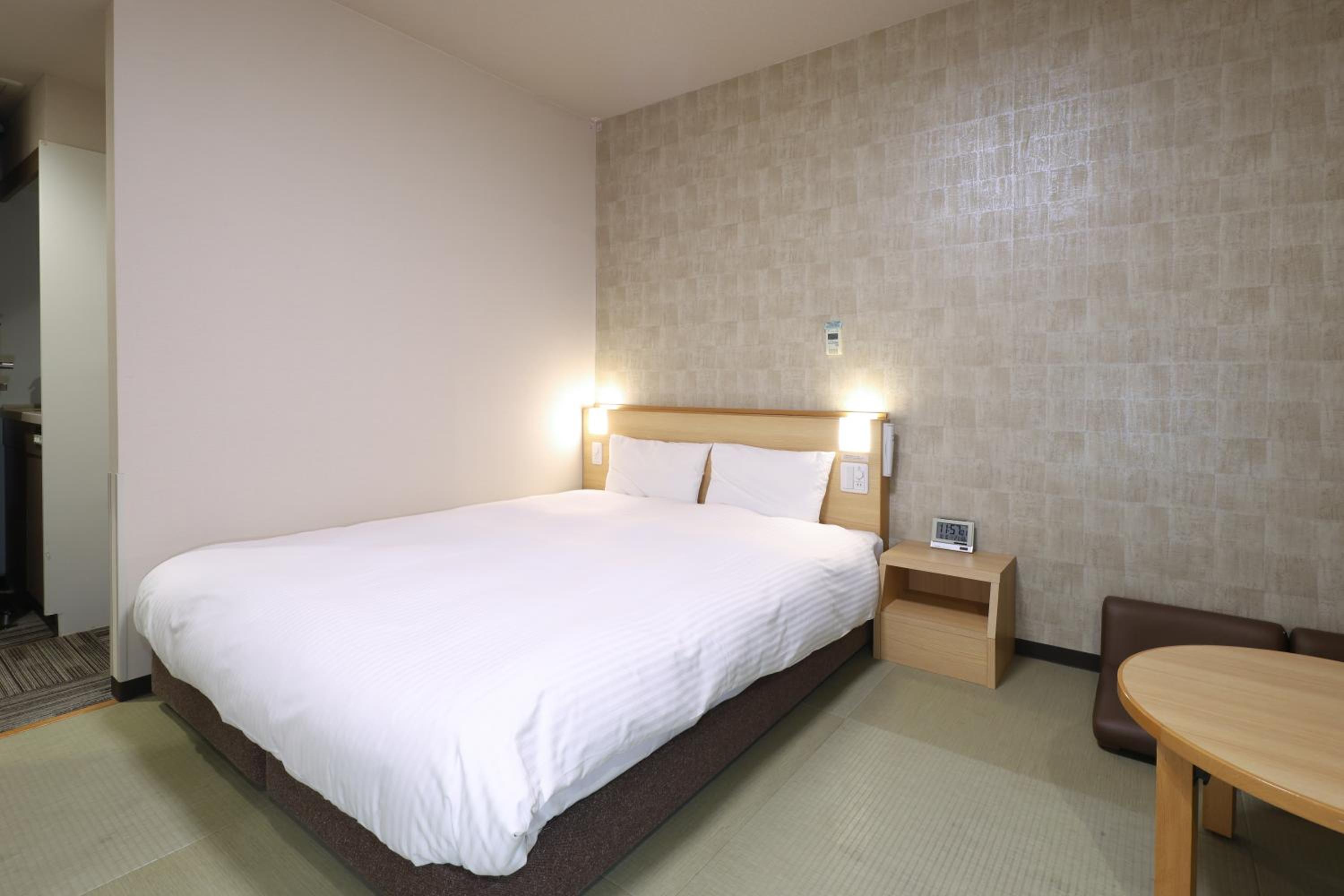 【Fully vaccinated Guest Only】13:00 Check Out - Queen Room with Tatami Area - Non-Smoking