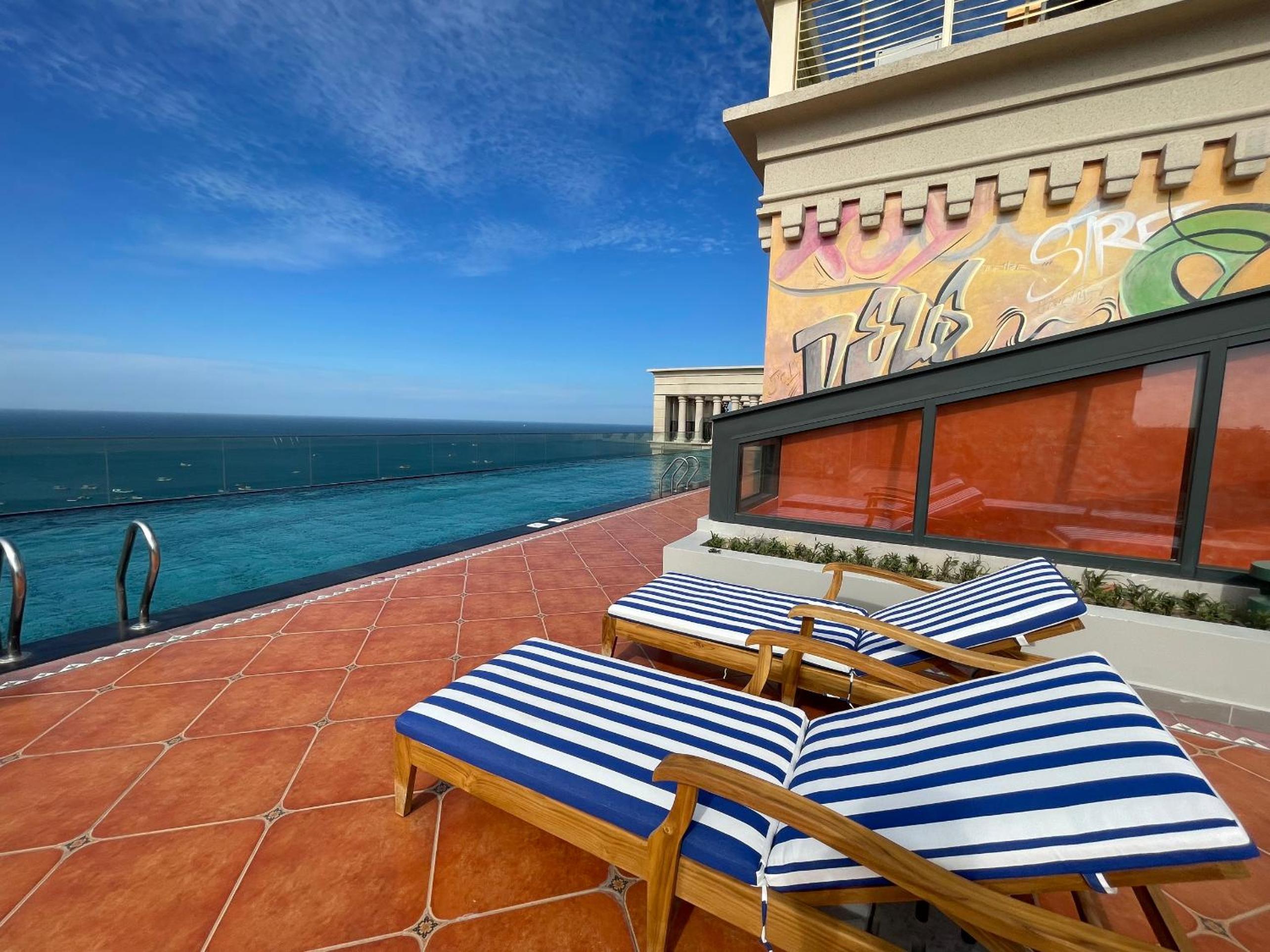 One-Bedroom Apartment - Oceanfront photo 2