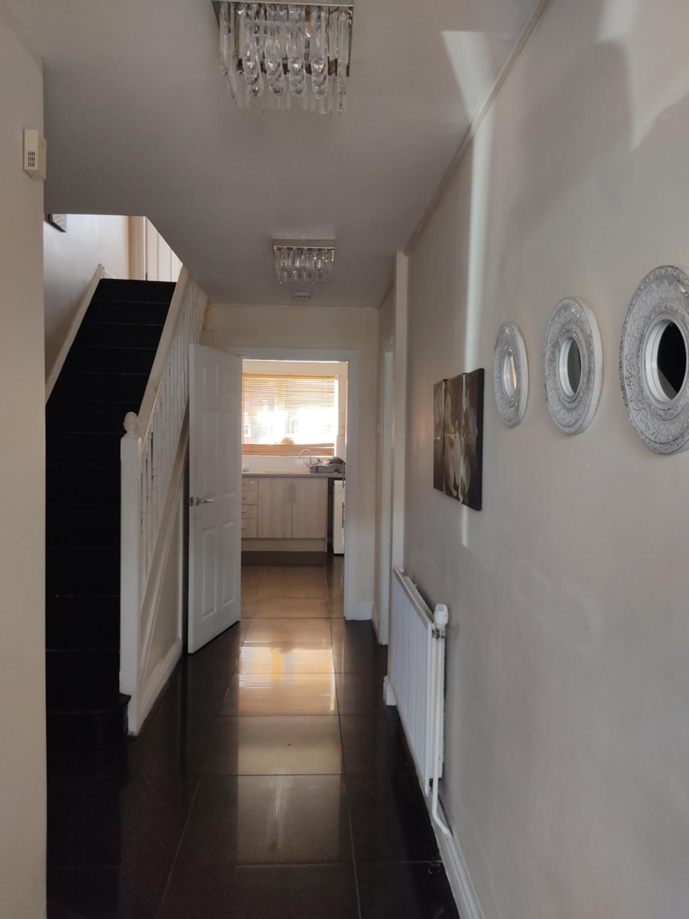 Budget Twin Room - Photo 8