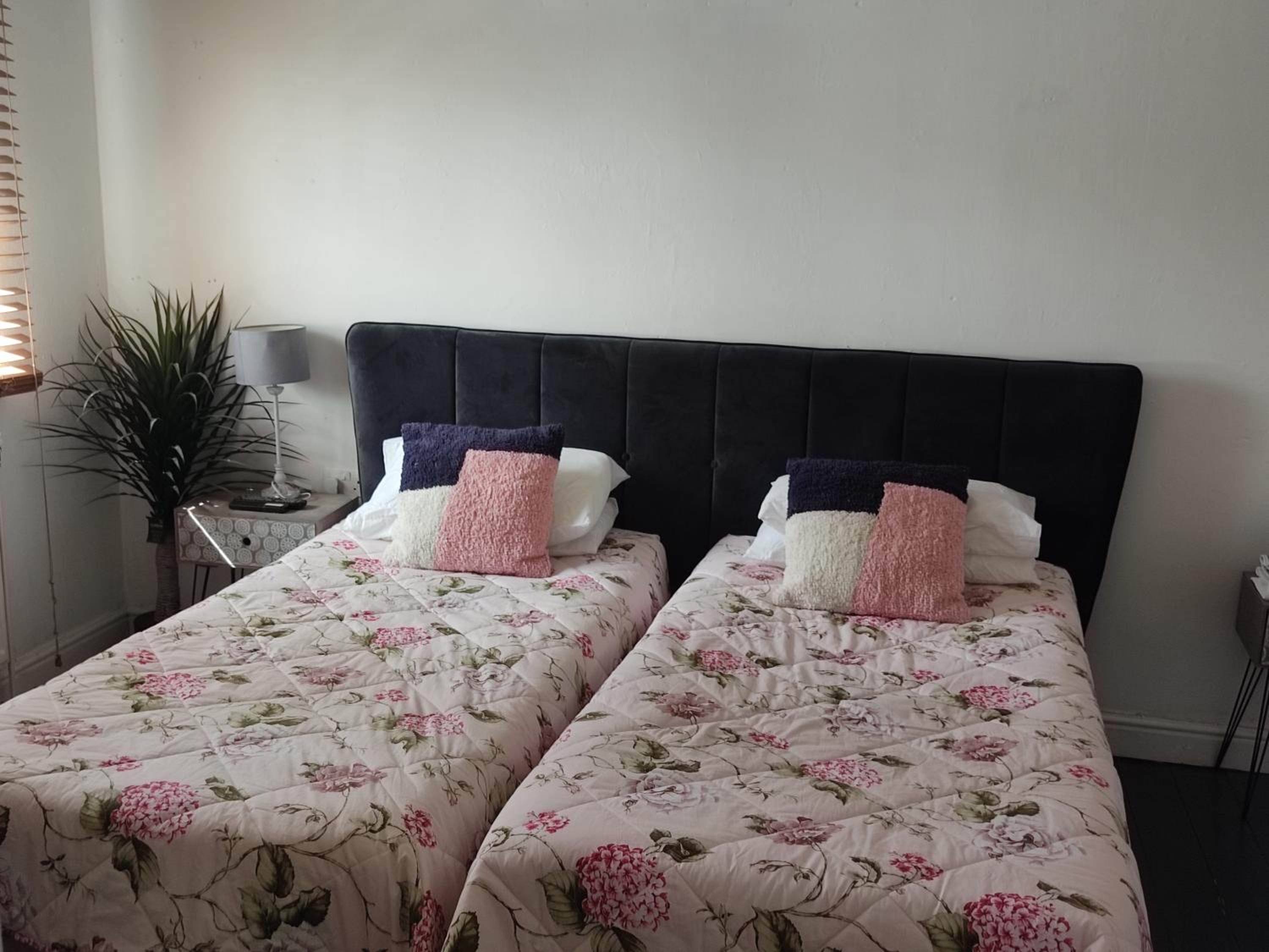 Budget Twin Room - Photo 7