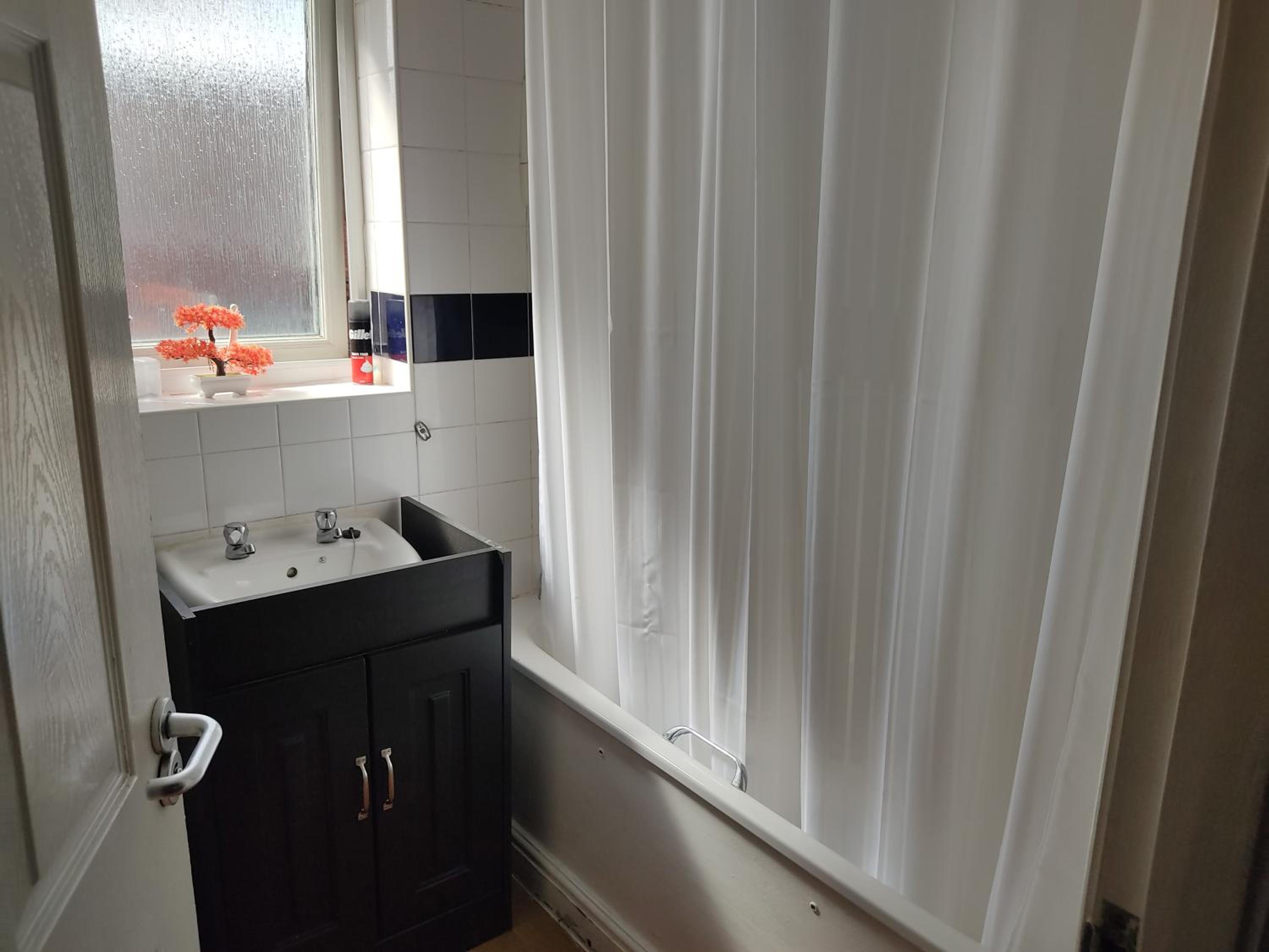 Budget Twin Room - Photo 5