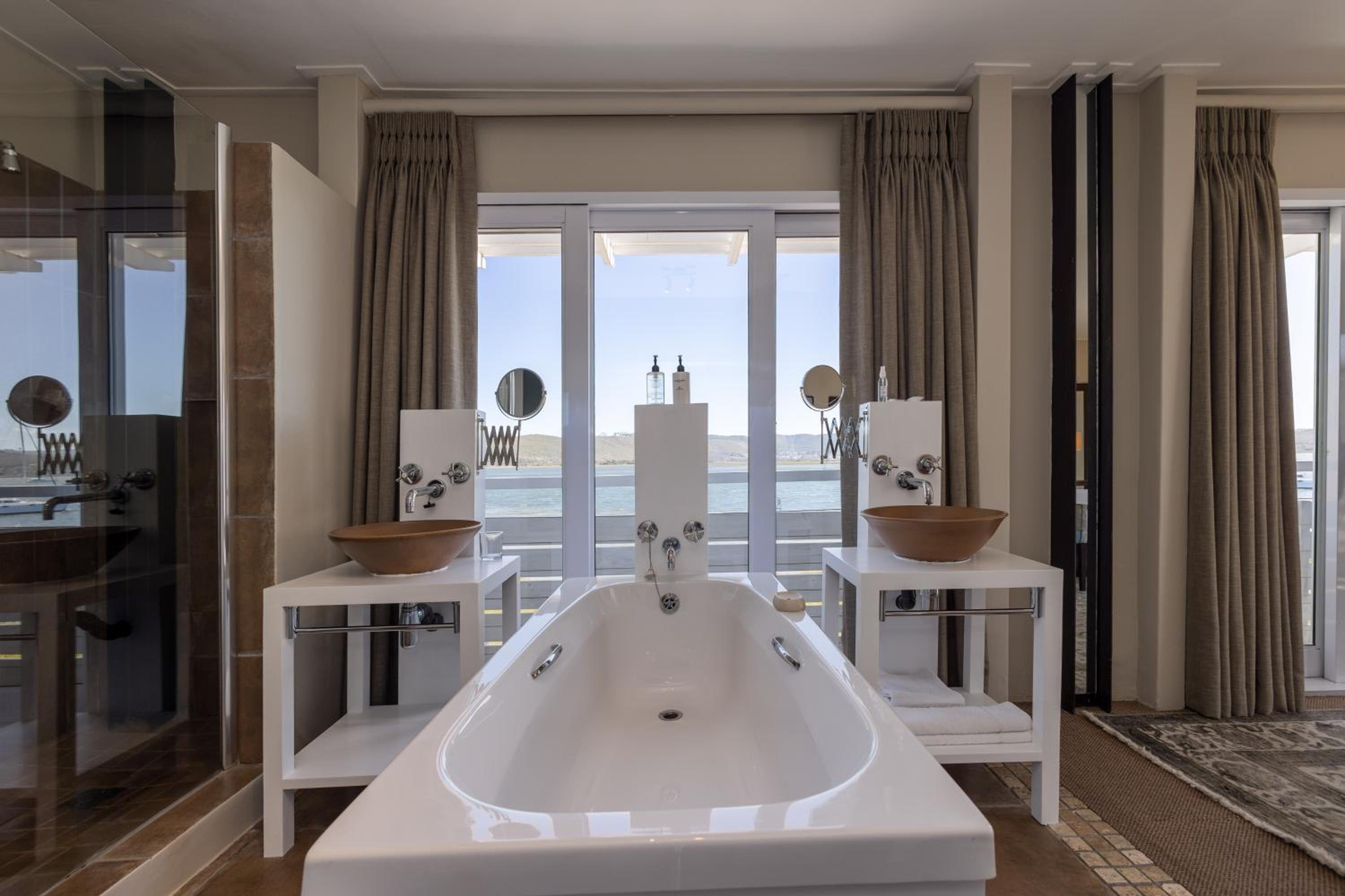 King Room with Lake View - Photo 6