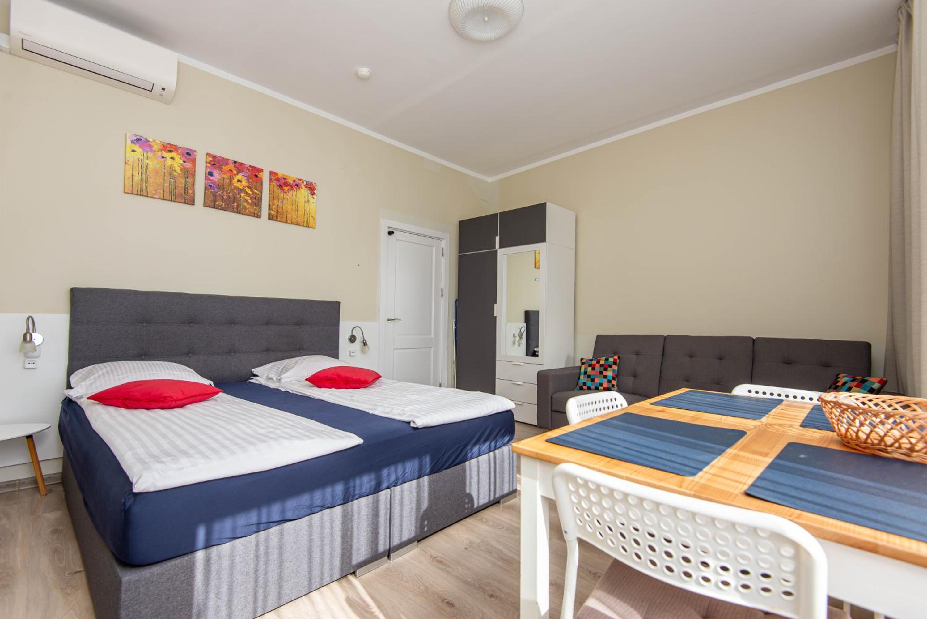 One-Bedroom Apartment - Photo 1