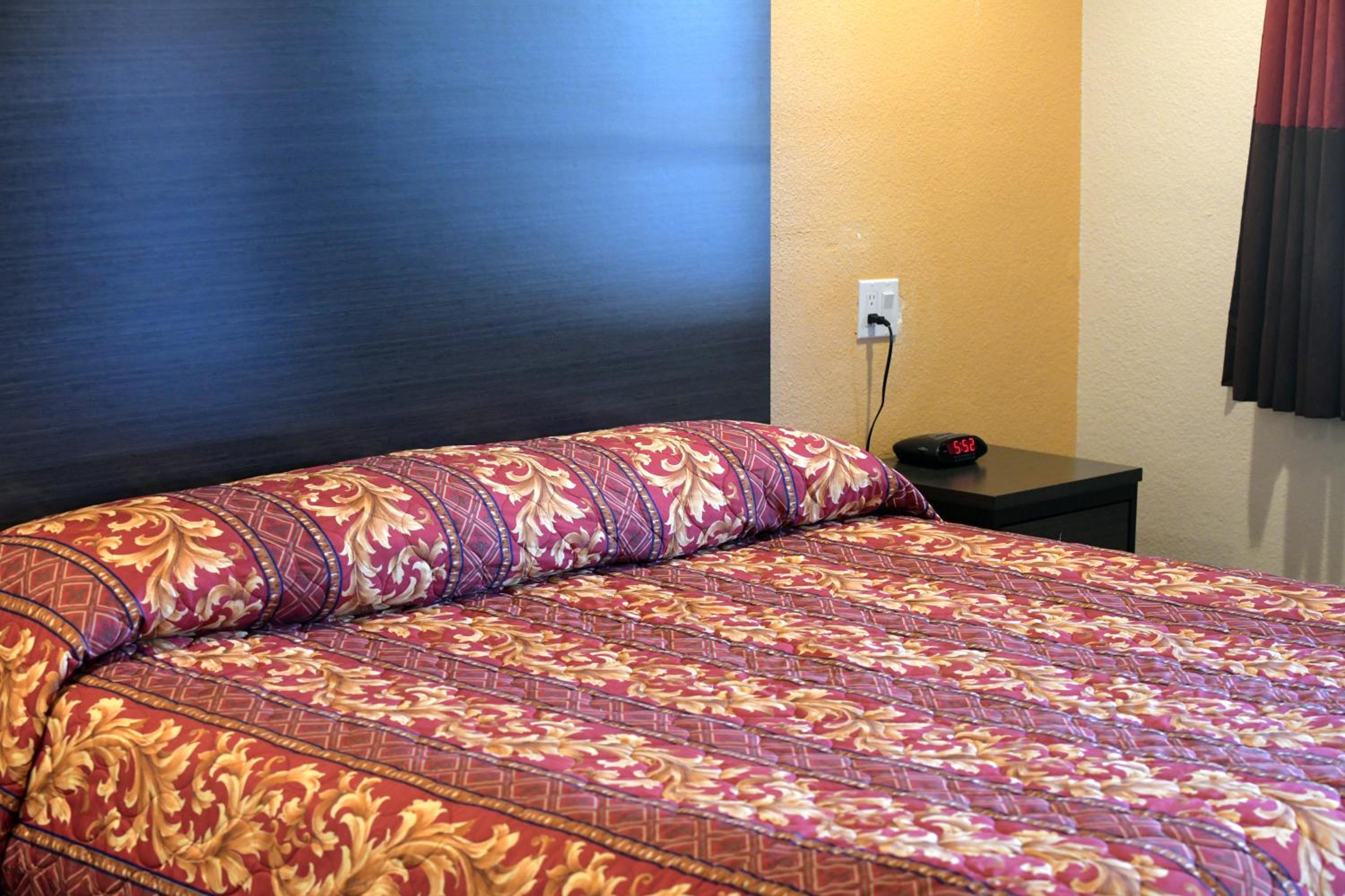 Queen Room - Non-Smoking photo 3