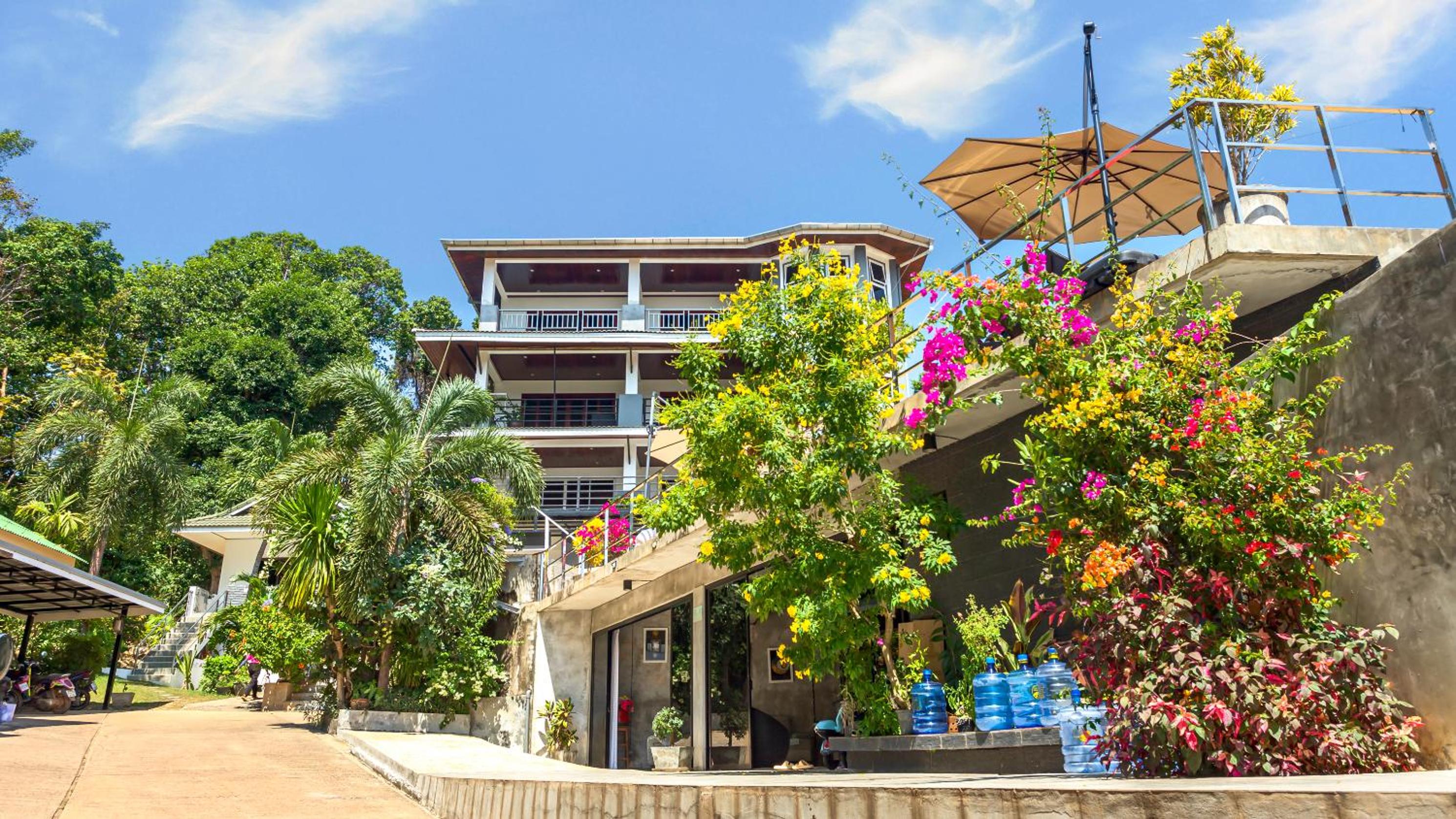 Three-Bedroom Apartment with Sea View photo 2