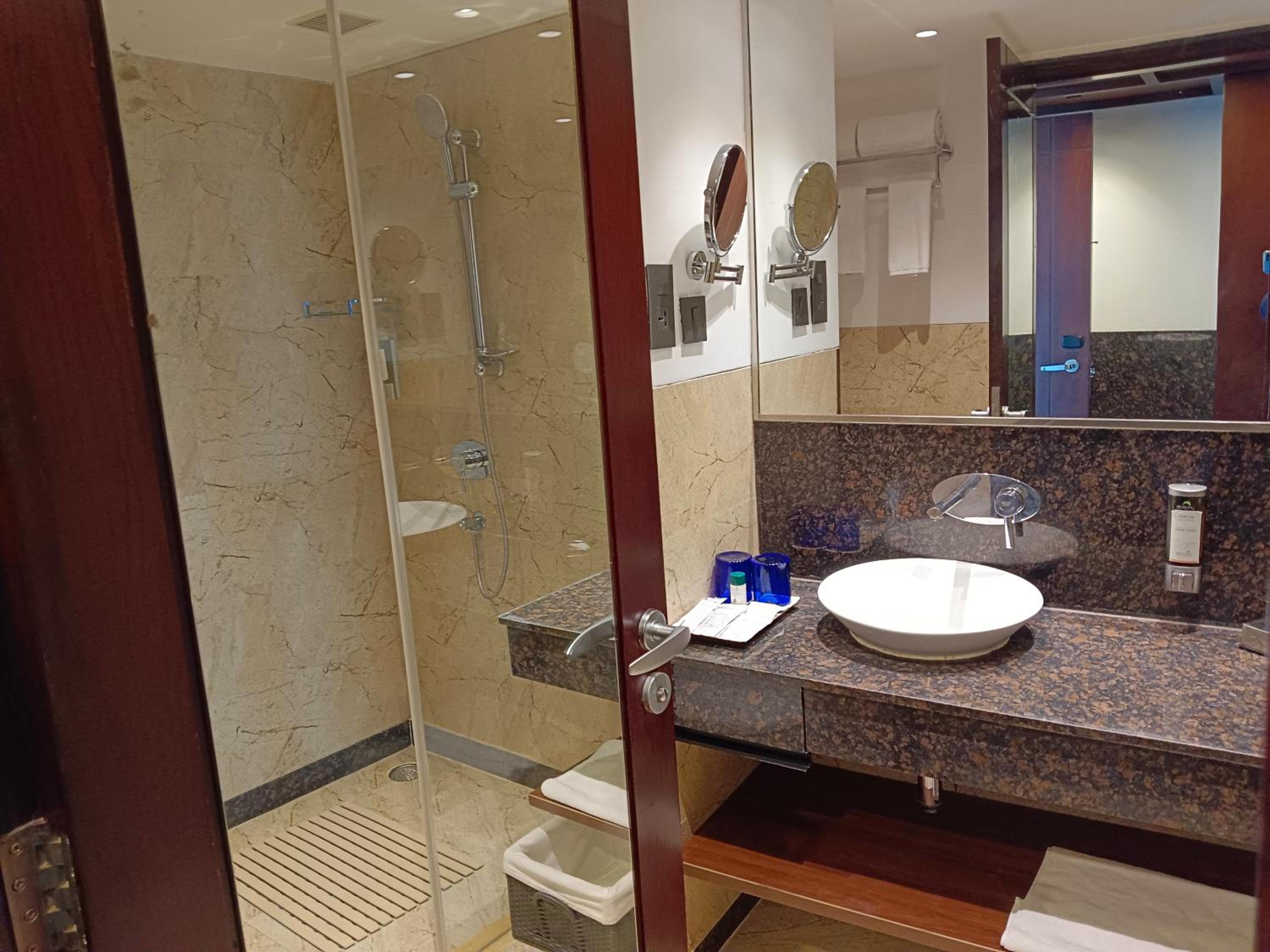 Deluxe Room - Photo 5