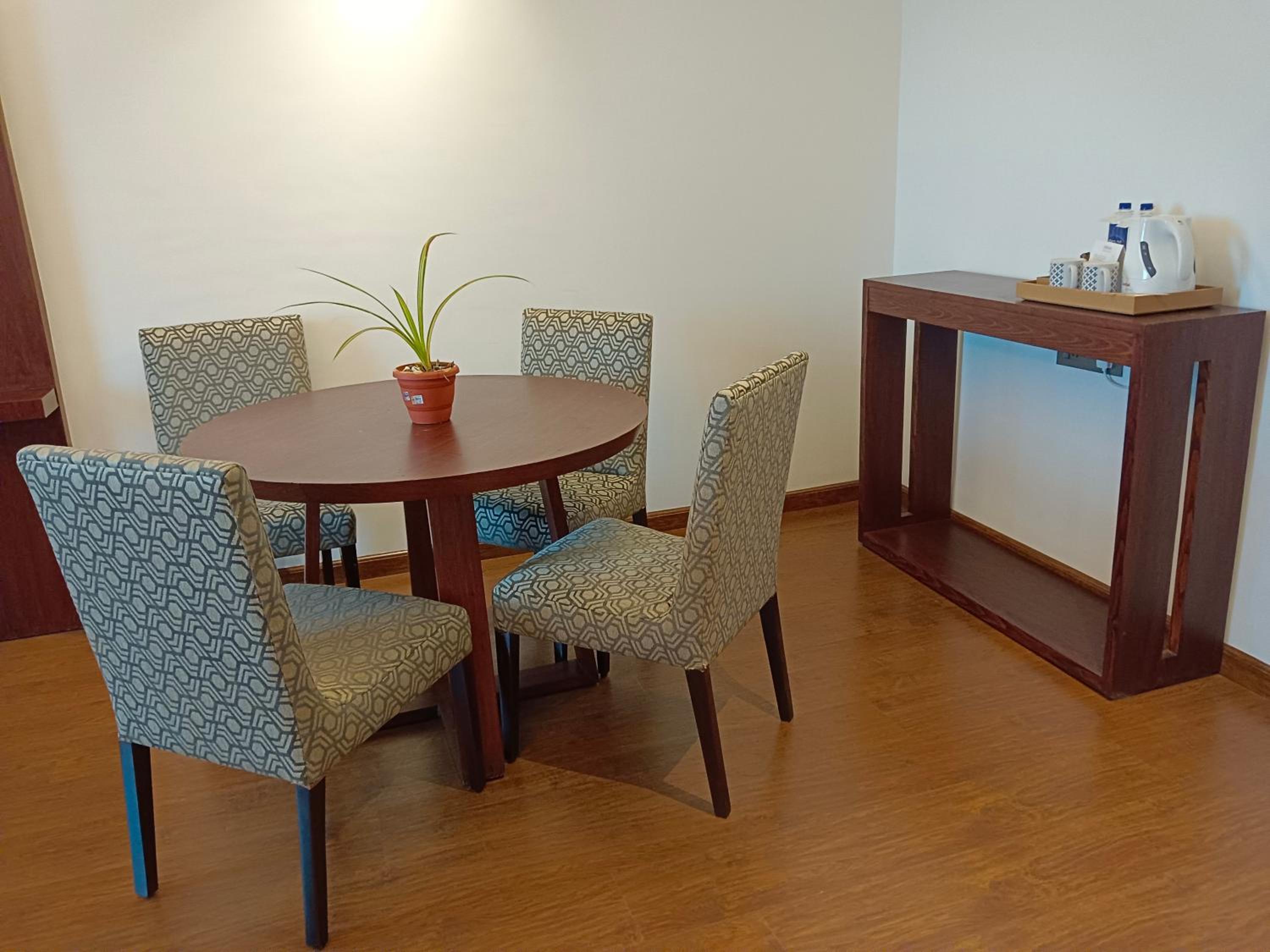 Executive Suite - Photo 6