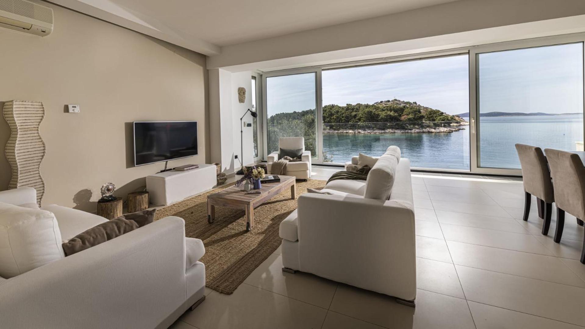 Three-bedroom seafront house with beach area photo 1