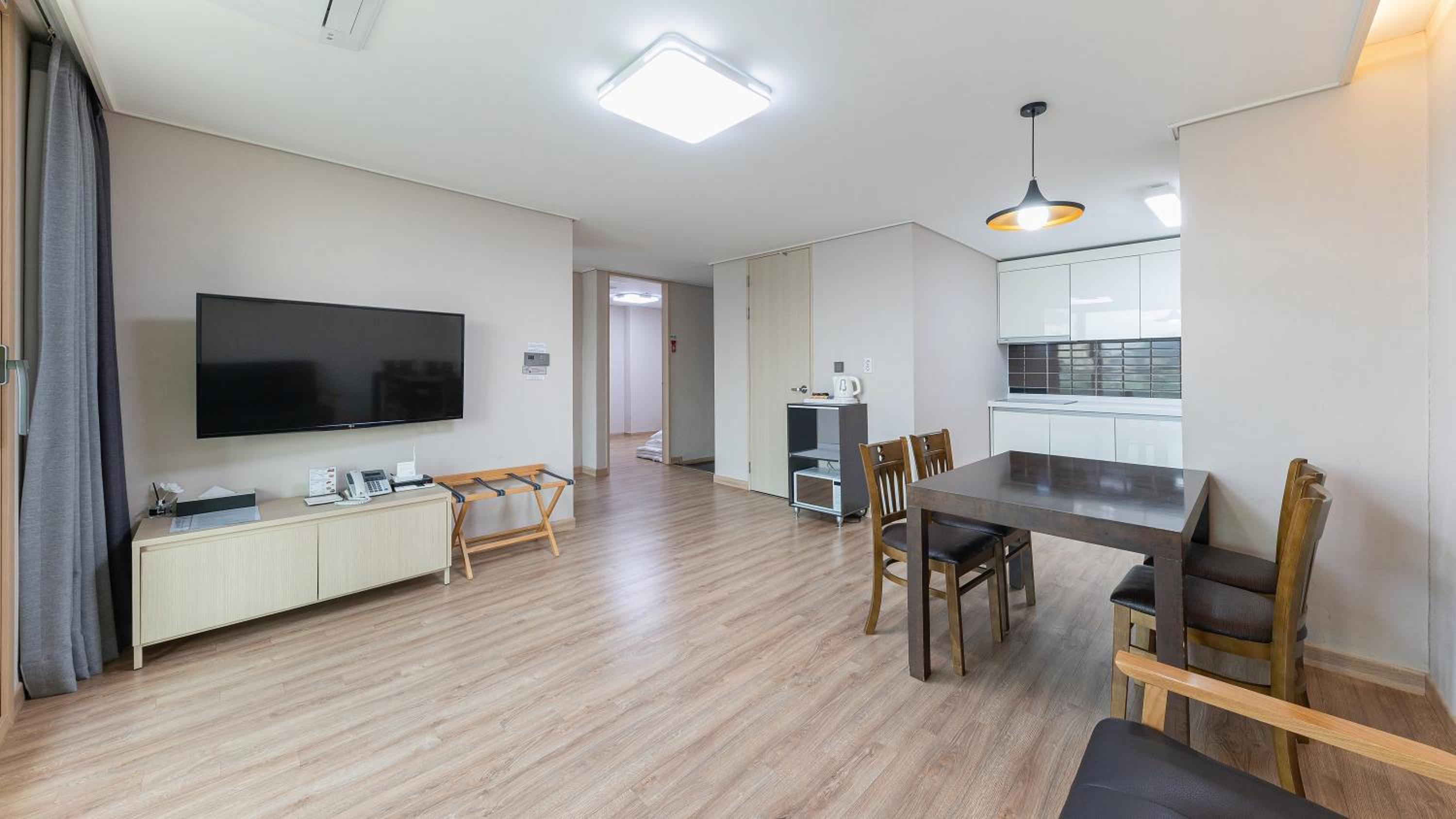 Luxury Suite with Ocean View - Photo 11