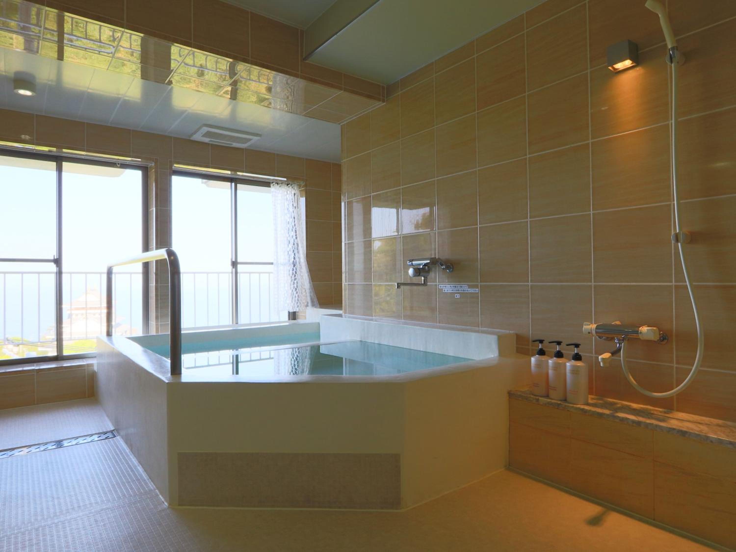 Deluxe Suite with Sea View - Photo 7