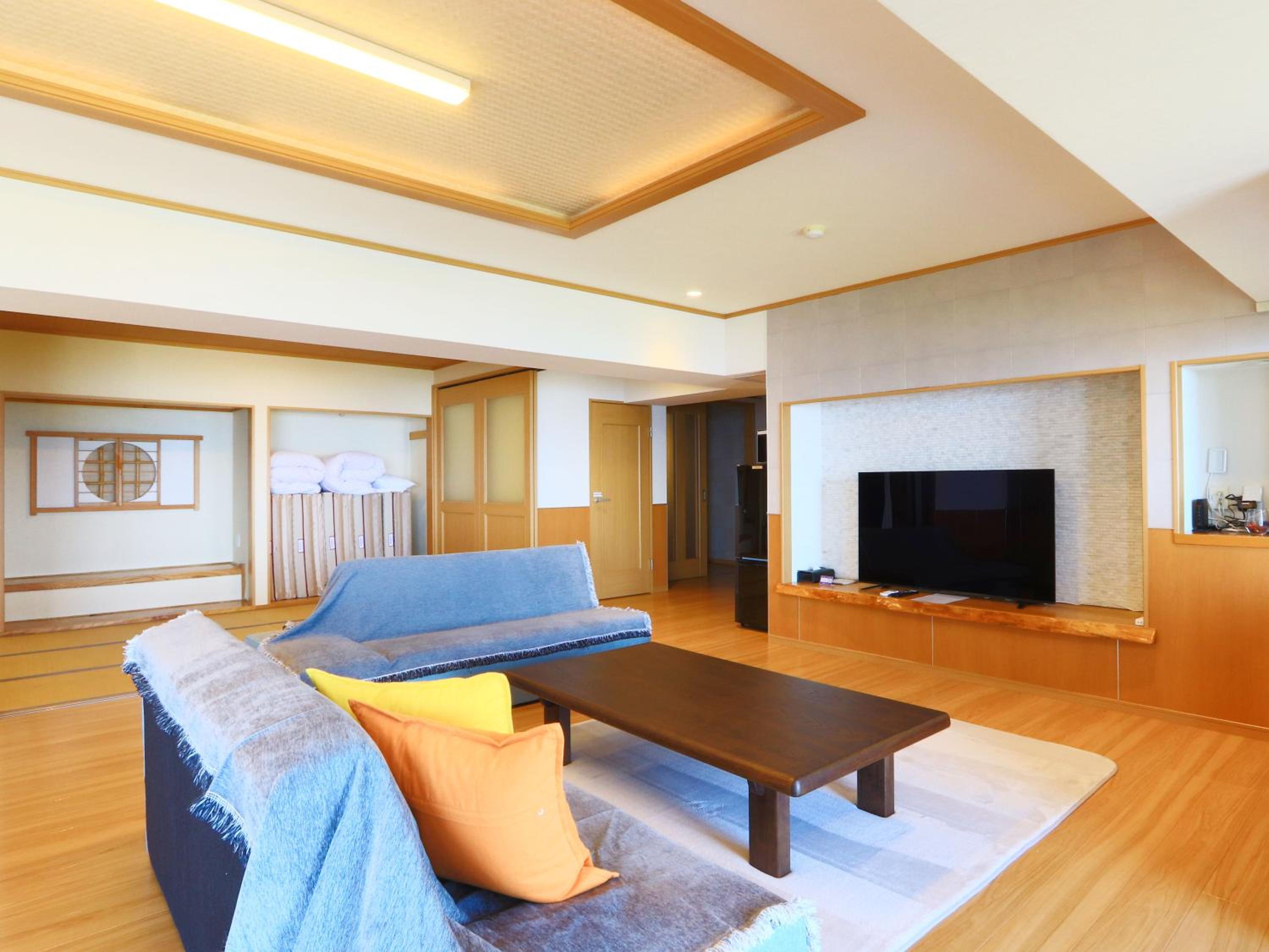 Deluxe Suite with Sea View - Photo 9