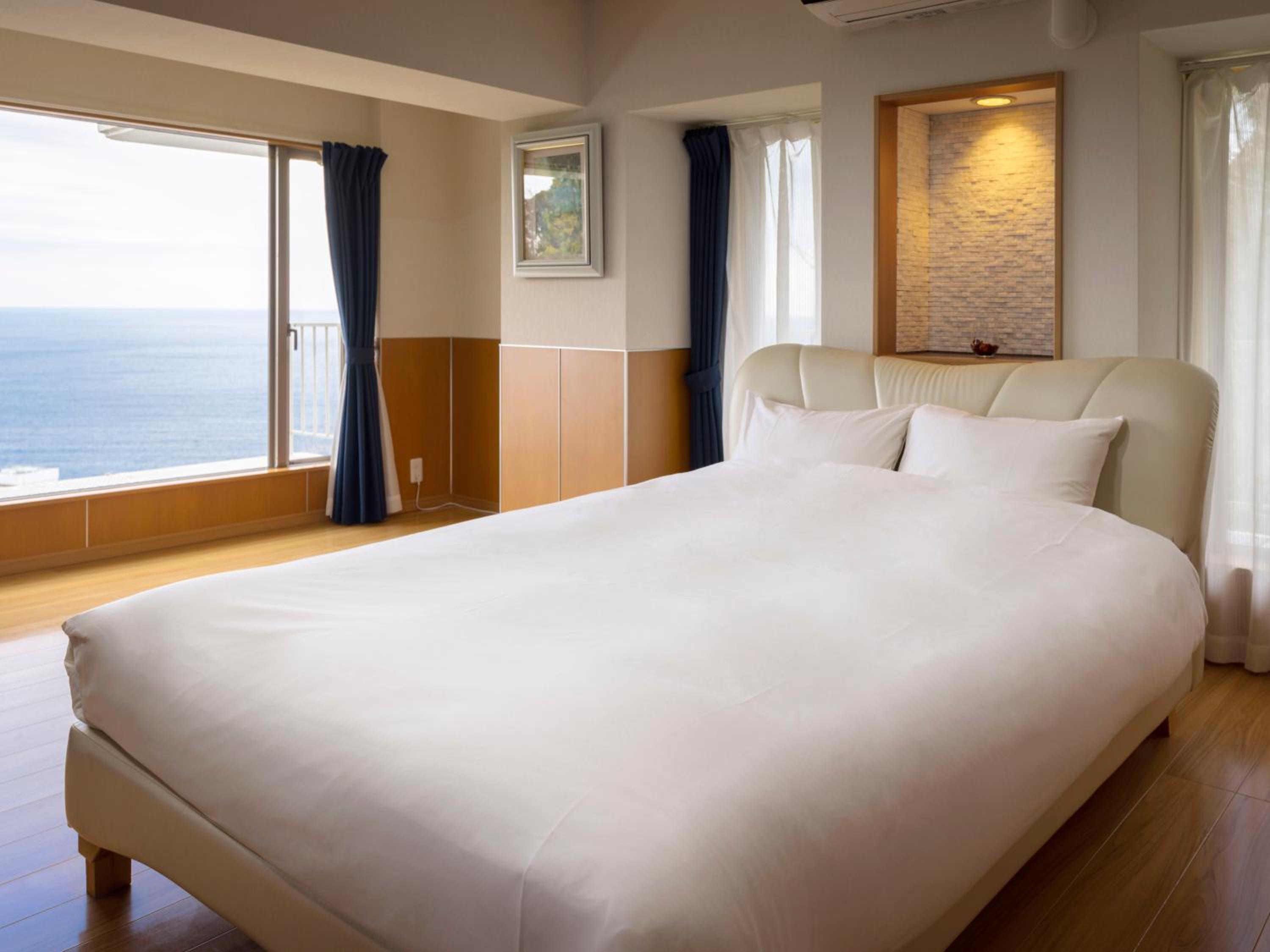 Deluxe Suite with Sea View - Photo 22